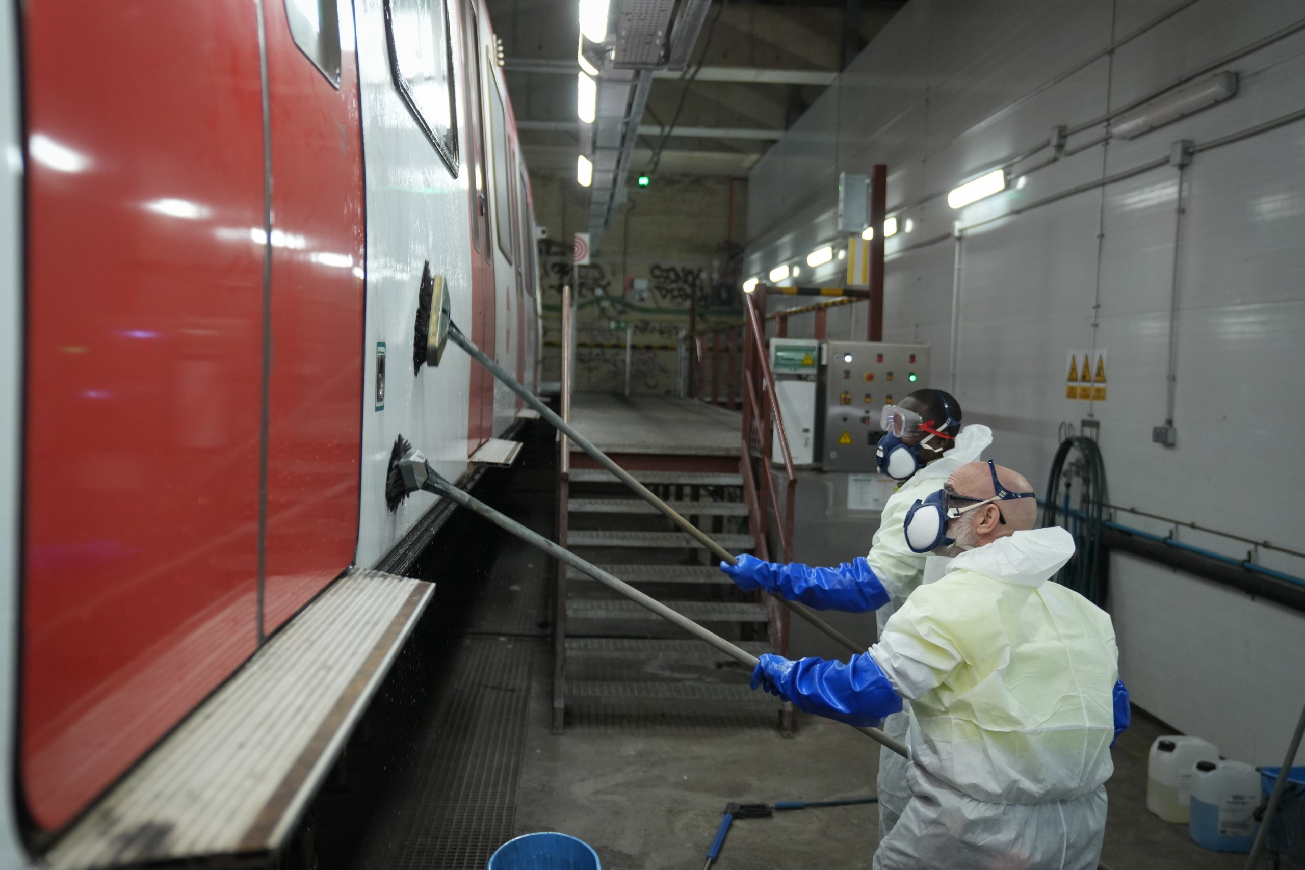 Operaris netegen un metro de grafits / Europa Press-David Zorrakino