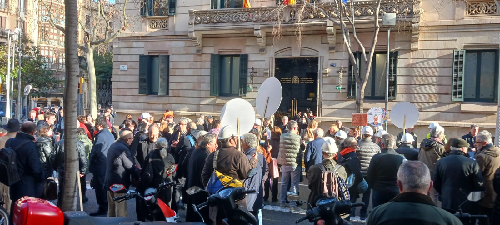 Protesta dels mutualistes catalans del passat 5 de febrer davant de la delegació del govern espanyol a Barcelona / Cedida
