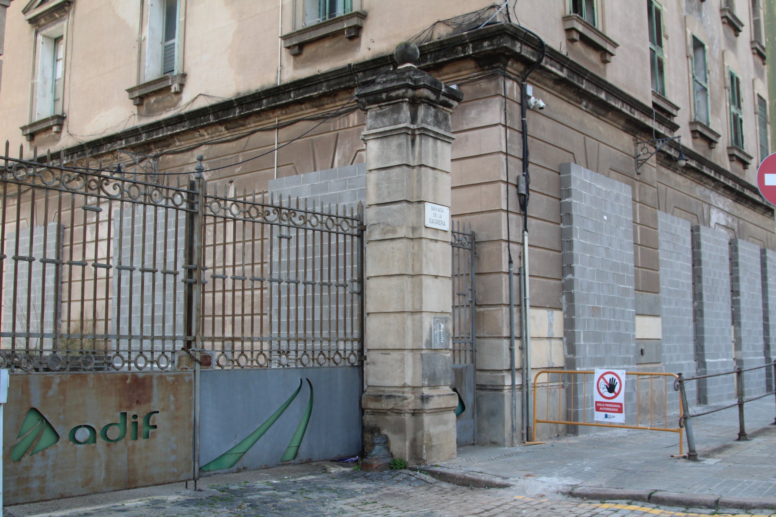 L'antiga estació de mercaderies de la Sagrera amb la planta baixa completament tapiada a l'espera de l'enderroc / A.R.
