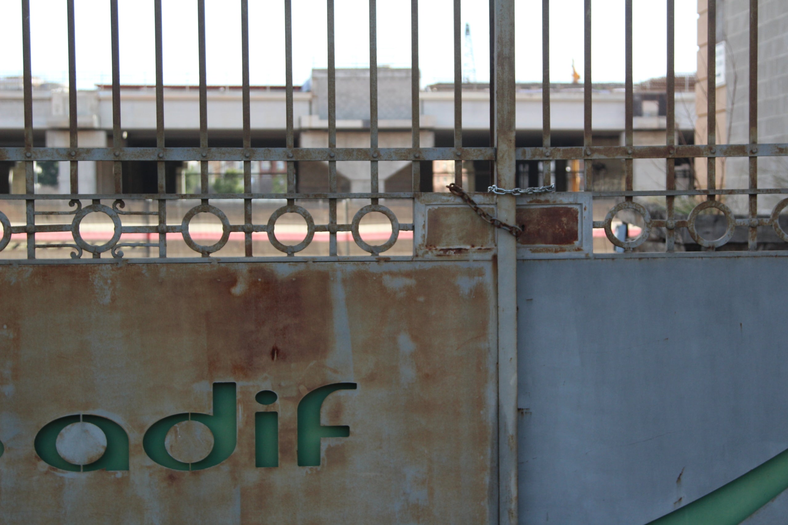 L'antiga estació de mercaderies de la Sagrera amb la planta baixa completament tapiada a l'espera de l'enderroc / A.R.