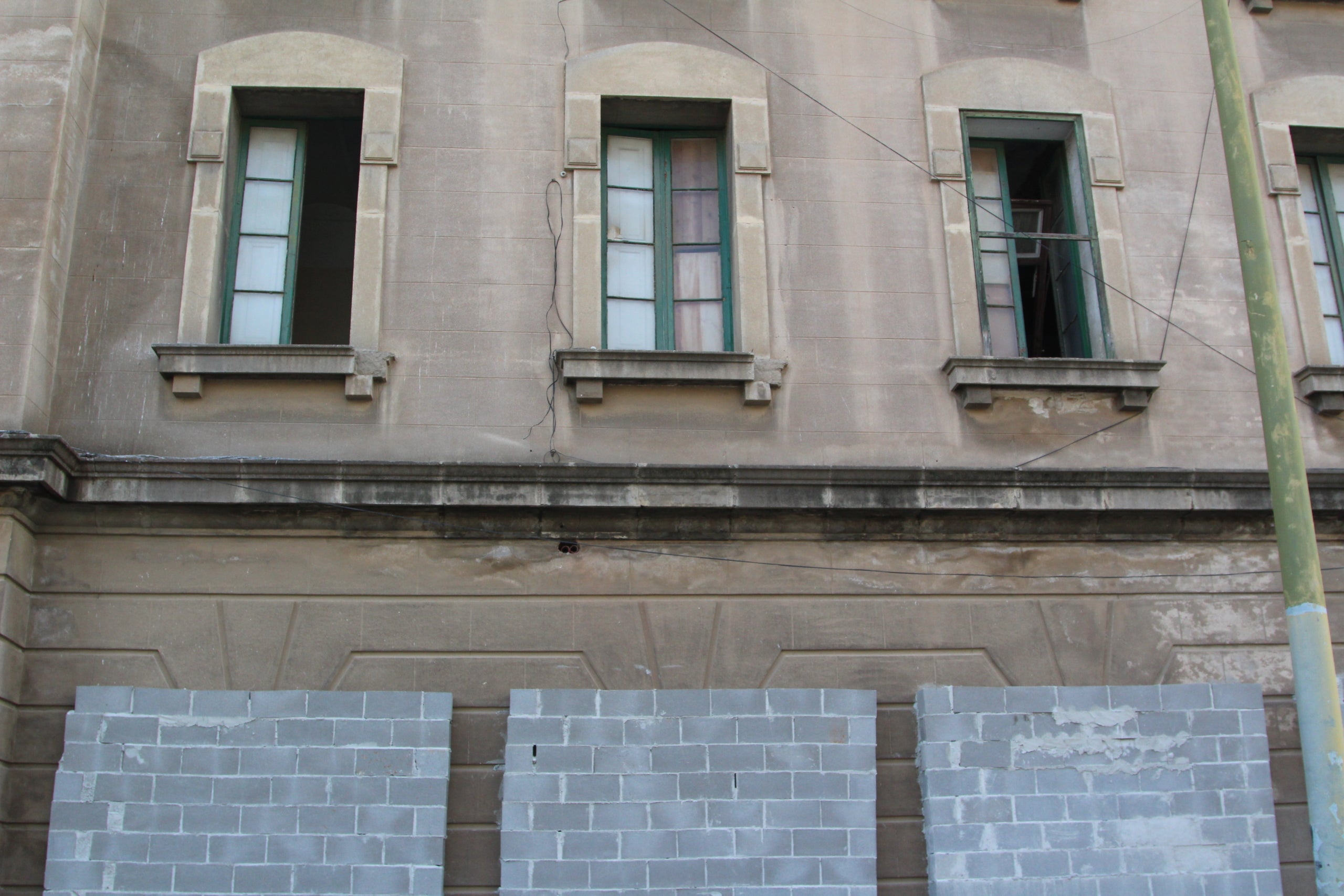 L'antiga estació de mercaderies de la Sagrera amb la planta baixa completament tapiada a l'espera de l'enderroc / A.R.