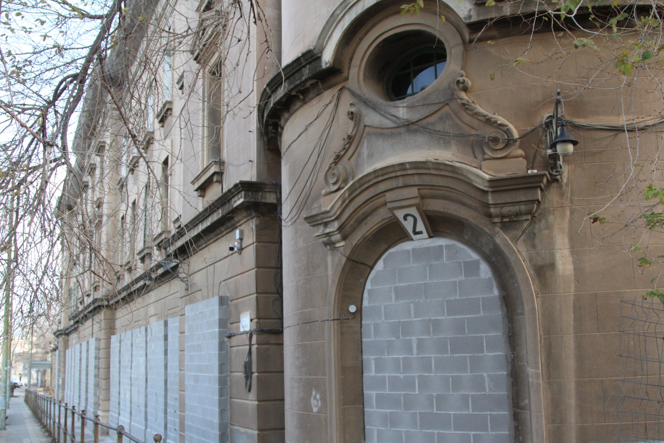 L'antiga estació de mercaderies de la Sagrera amb la planta baixa completament tapiada a l'espera de l'enderroc / A.R.