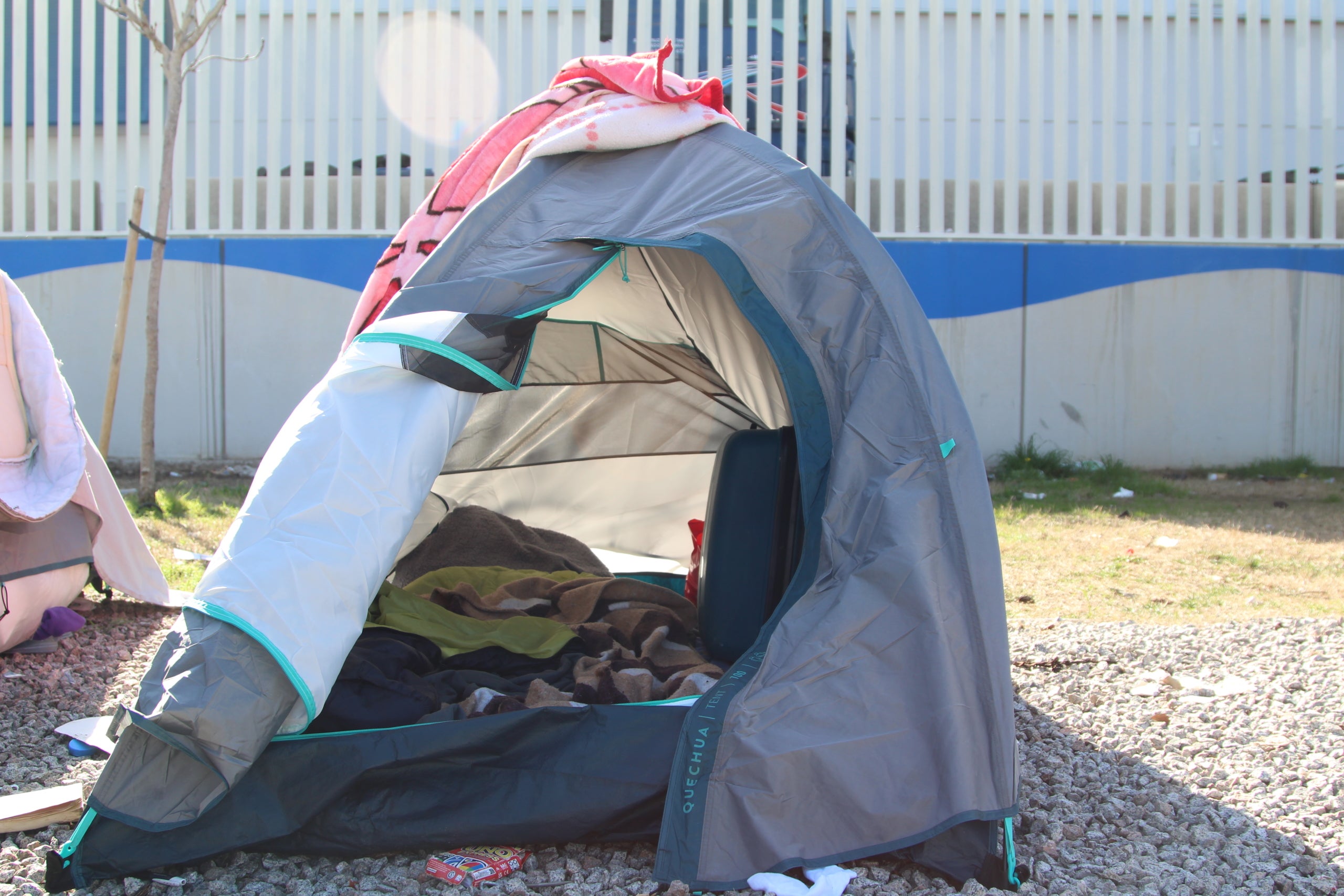 El macroassentament de persones sense llar que fa prop de tres anys que no para de créixer al carrer número 2 de la Zona Franca / A.R.