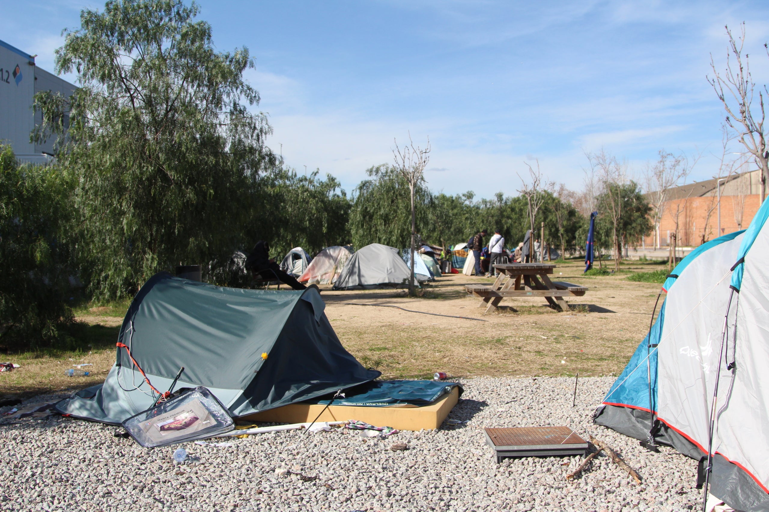 El macroassentament de persones sense llar que fa prop de tres anys que no para de créixer al carrer número 2 de la Zona Franca / A.R.