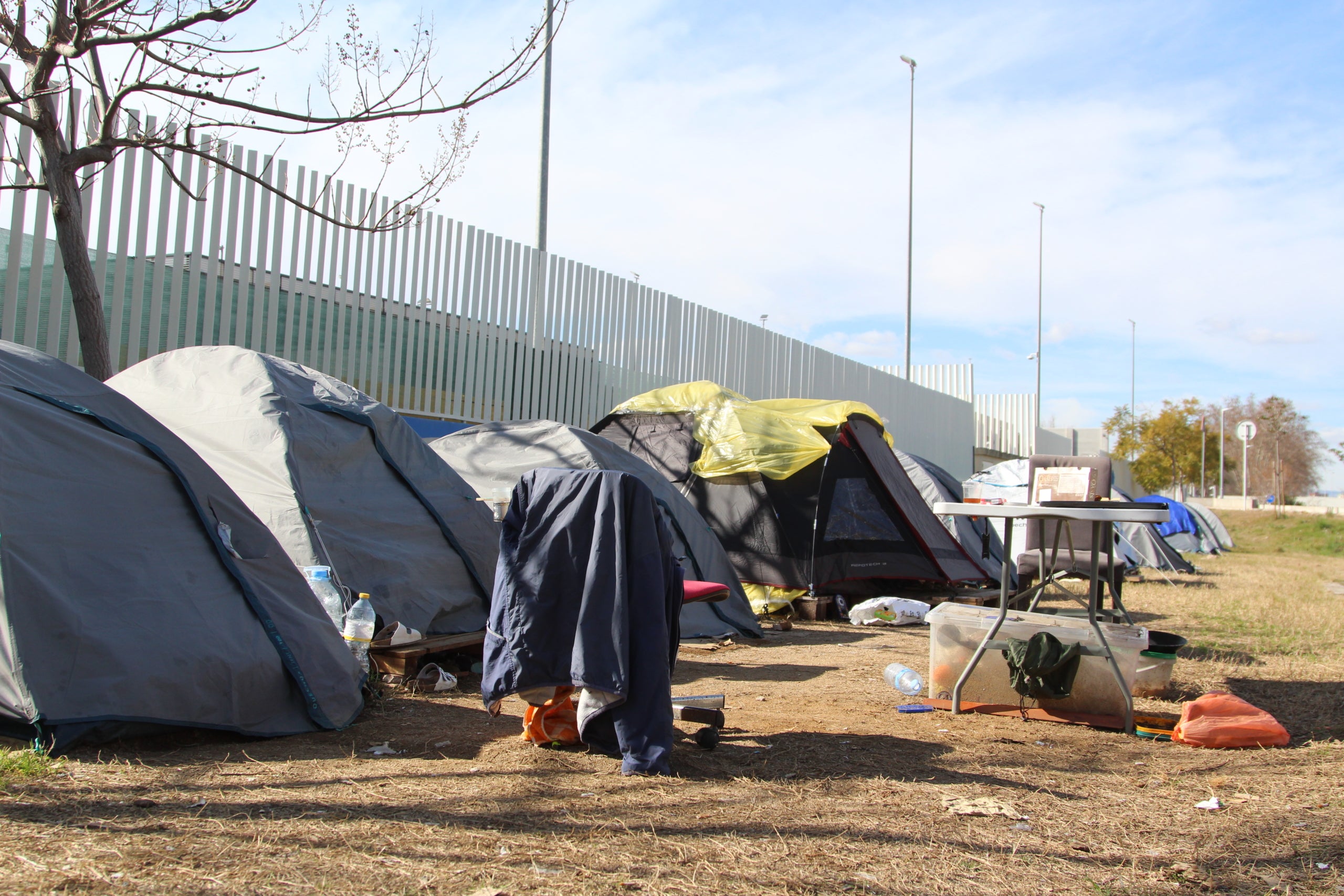 El macroassentament de persones sense llar que fa prop de tres anys que no para de créixer al carrer número 2 de la Zona Franca / A.R.