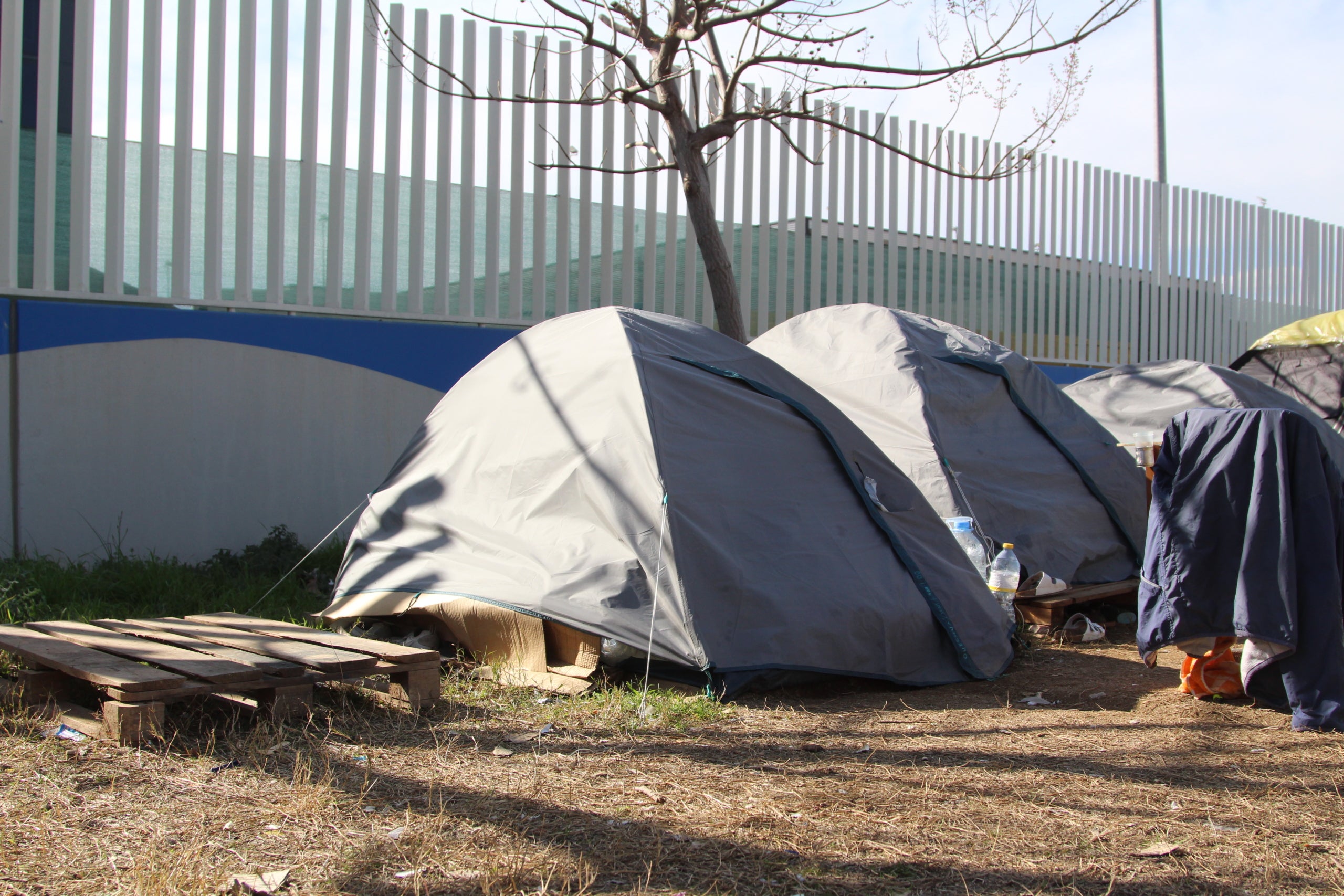 El macroassentament de persones sense llar que fa prop de tres anys que no para de créixer al carrer número 2 de la Zona Franca / A.R.