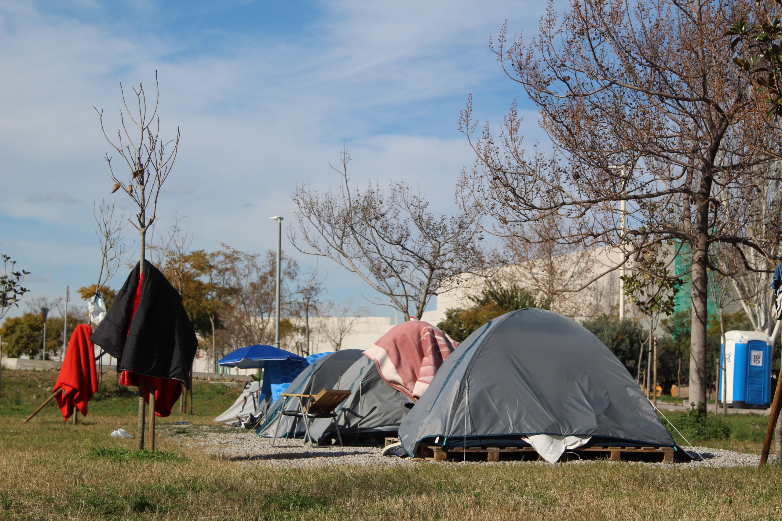El macroassentament de persones sense llar que fa prop de tres anys que no para de créixer al carrer número 2 de la Zona Franca / A.R.