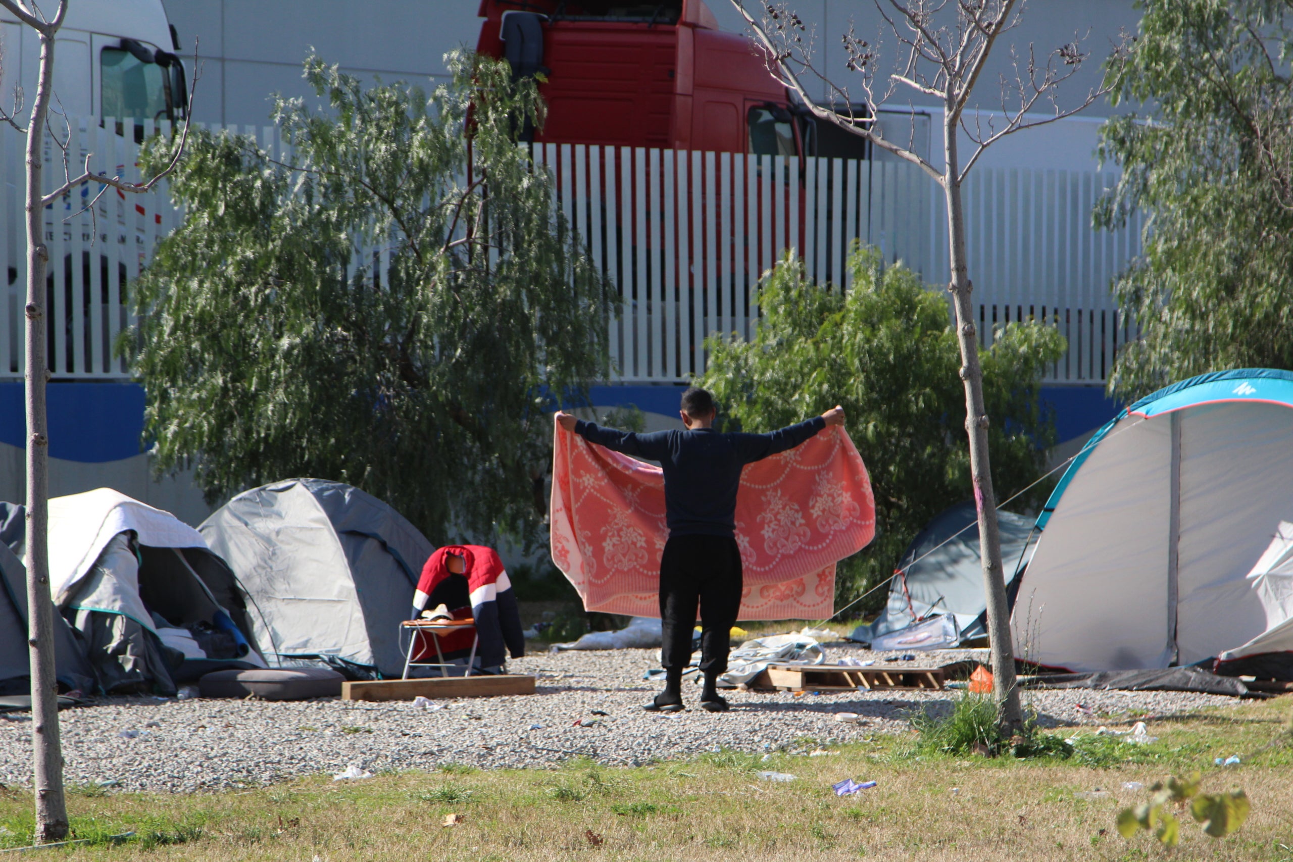 El macroassentament de persones sense llar que fa prop de tres anys que no para de créixer al carrer número 2 de la Zona Franca / A.R.
