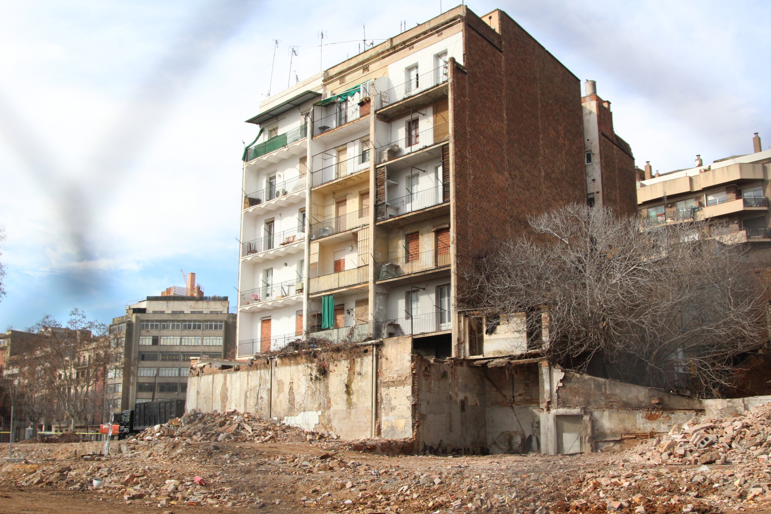 Les dues finques centenàries del carrer del Consell de Cent que seran enderrocades pròximament com a part de la reforma de la façana nord de la plaça de les Glòries / A.R.