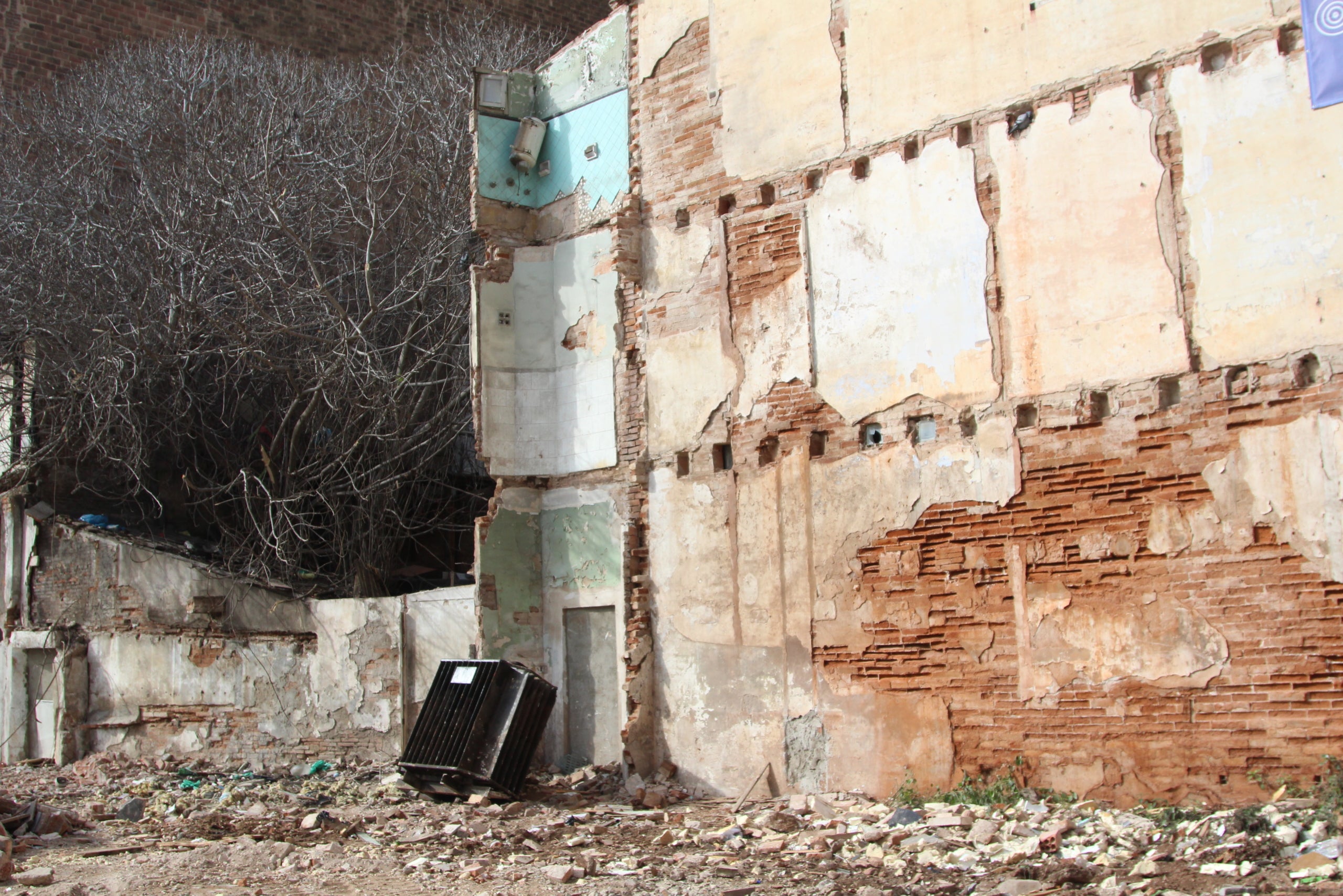 Enderrocs en el marc de la reforma de la façana nord de la plaça de les Glòries / A.R.
