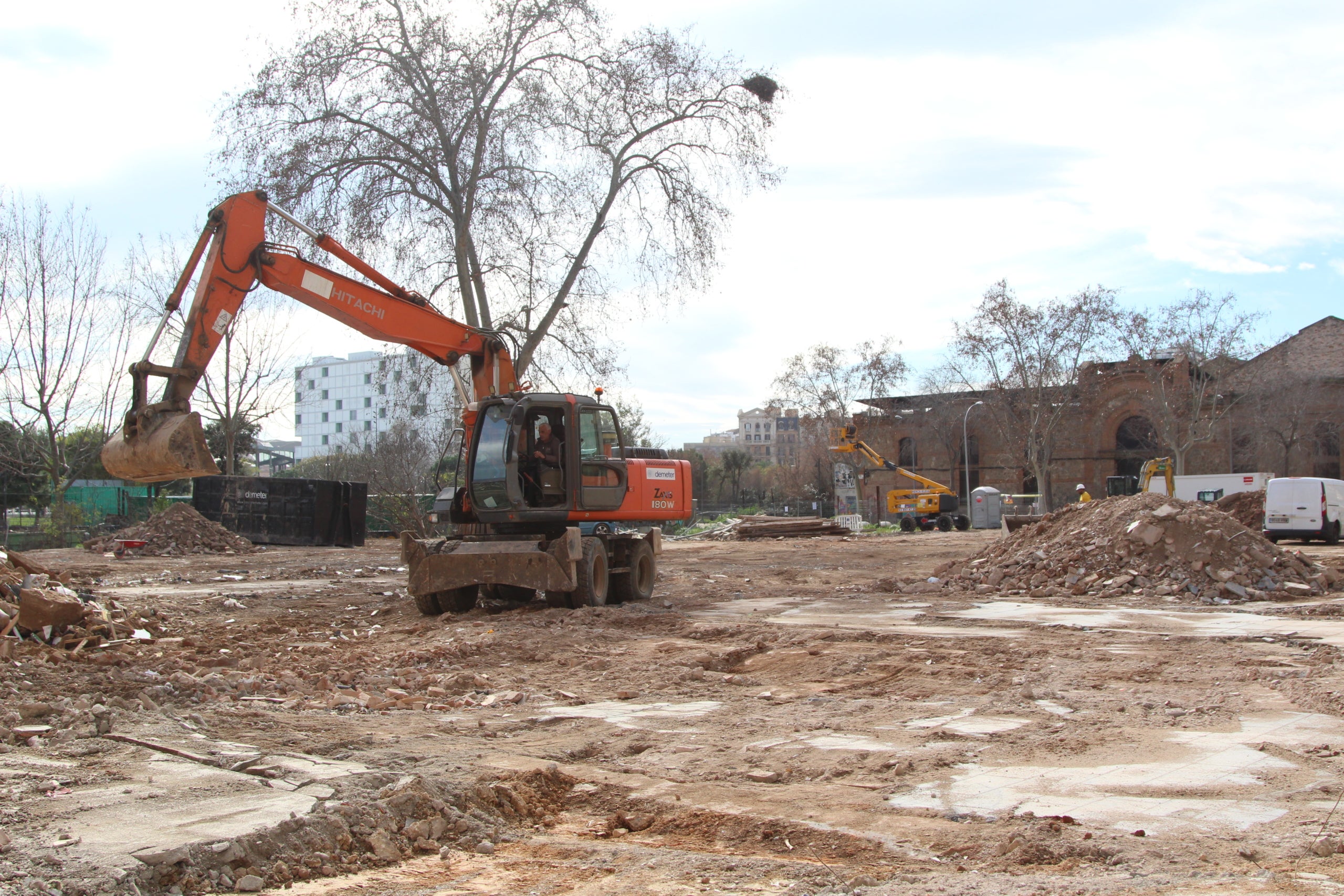 Enderrocs en el marc de la reforma de la façana nord de la plaça de les Glòries / A.R.