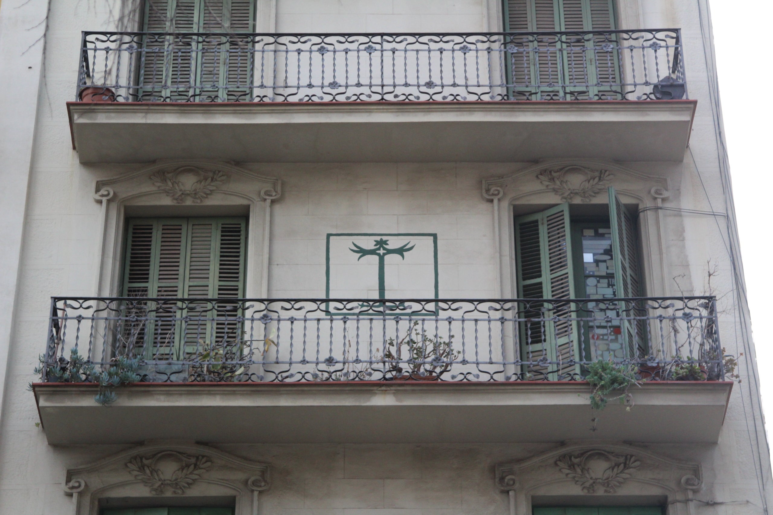 Detall de les dues finques centenàries del carrer del Consell de Cent que seran enderrocades pròximament com a part de la reforma de la façana nord de la plaça de les Glòries / A.R.