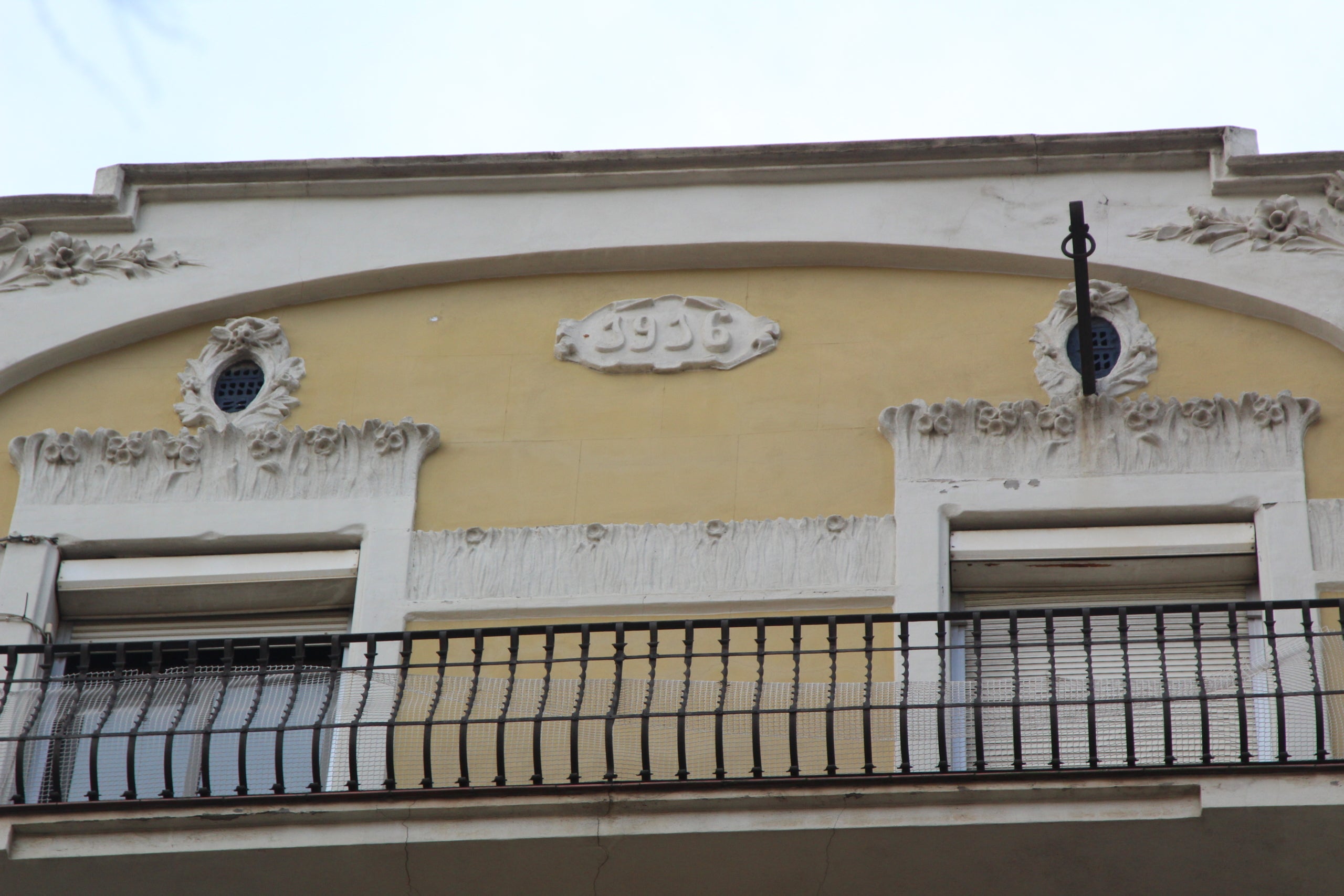 Detall de les dues finques centenàries del carrer del Consell de Cent que seran enderrocades pròximament com a part de la reforma de la façana nord de la plaça de les Glòries / A.R.