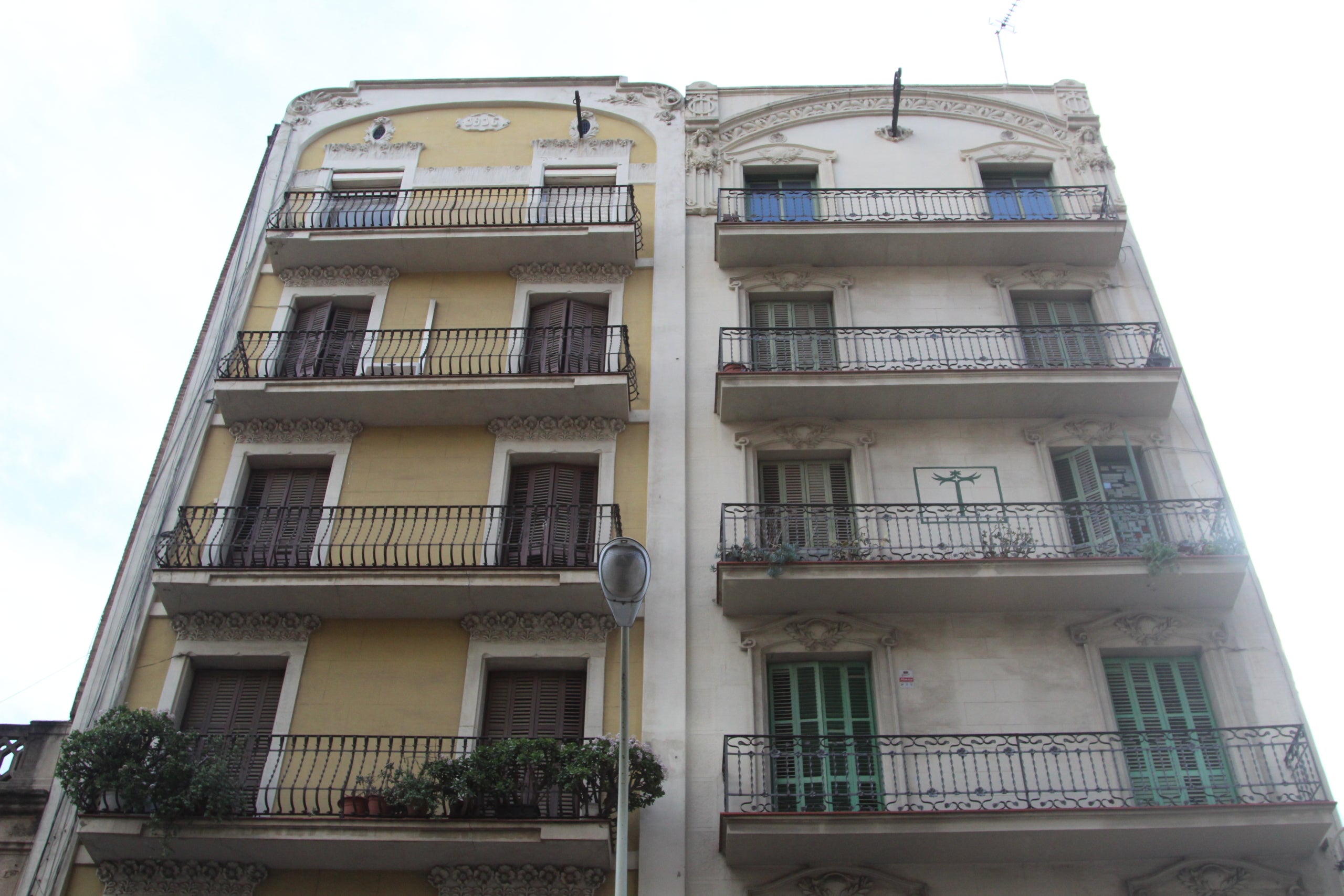 Les dues finques centenàries del carrer del Consell de Cent que seran enderrocades pròximament com a part de la reforma de la façana nord de la plaça de les Glòries / A.R.