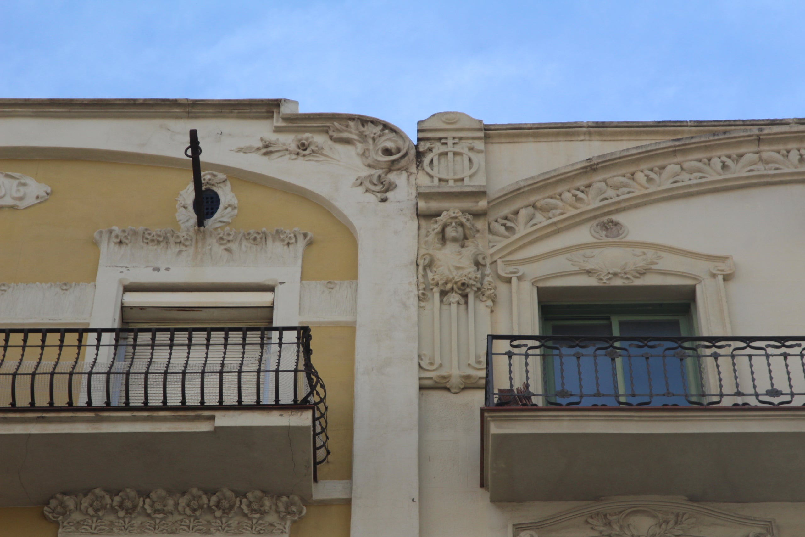 Les dues finques centenàries del carrer del Consell de Cent que seran enderrocades pròximament com a part de la reforma de la façana nord de la plaça de les Glòries / A.R.