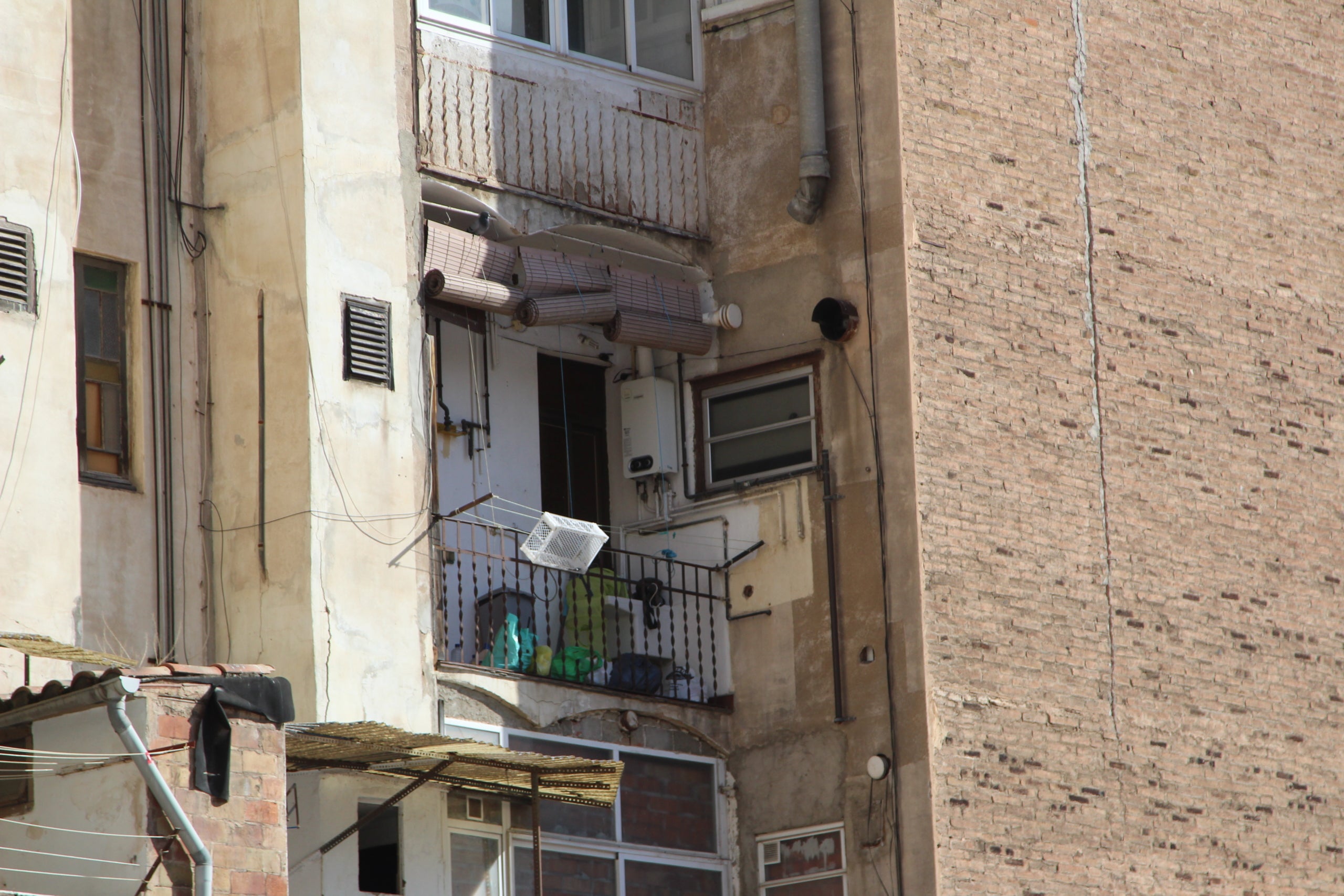 Detall de les dues finques centenàries del carrer del Consell de Cent que seran enderrocades pròximament com a part de la reforma de la façana nord de la plaça de les Glòries / A.R.