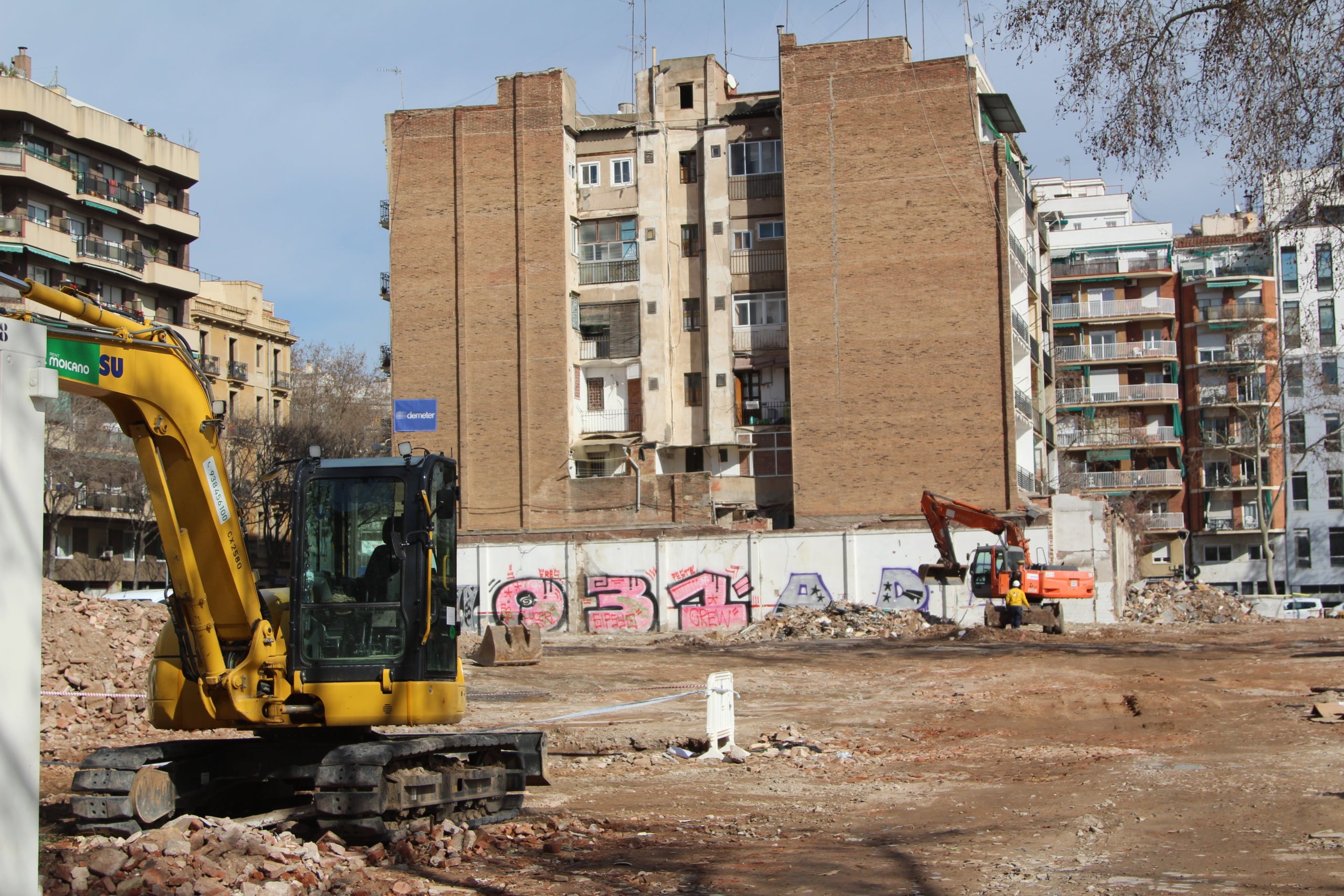 Enderrocs en el marc de la reforma de la façana nord de la plaça de les Glòries / A.R.