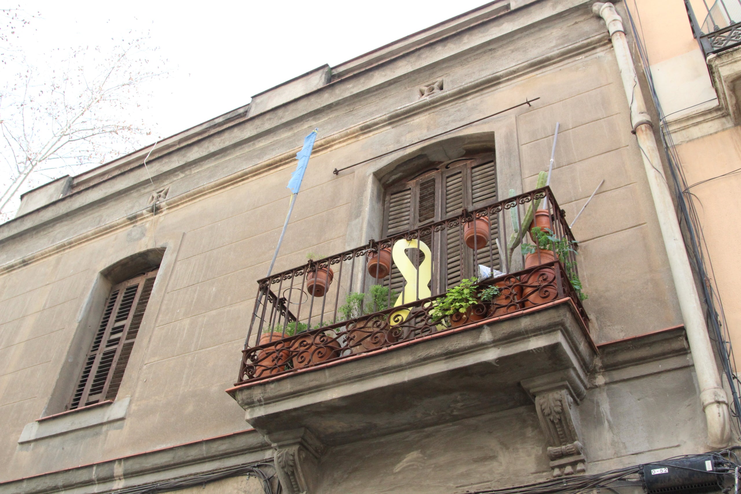 La placa amb el nom del carrer del Consell de Cent en castellà encara resisteix a la façana del número 584, a la cruïlla amb el carrer del Dos de Maig / A.R.