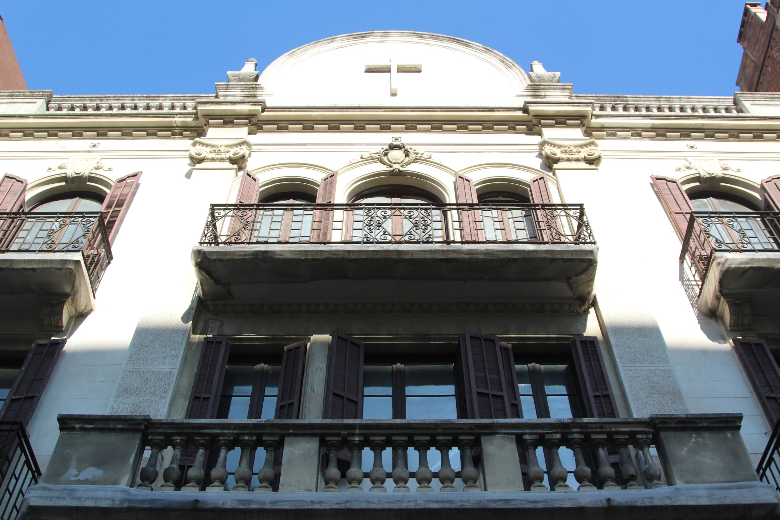 Façana principal de l’antiga parròquia de Sant Isidor / A.R.