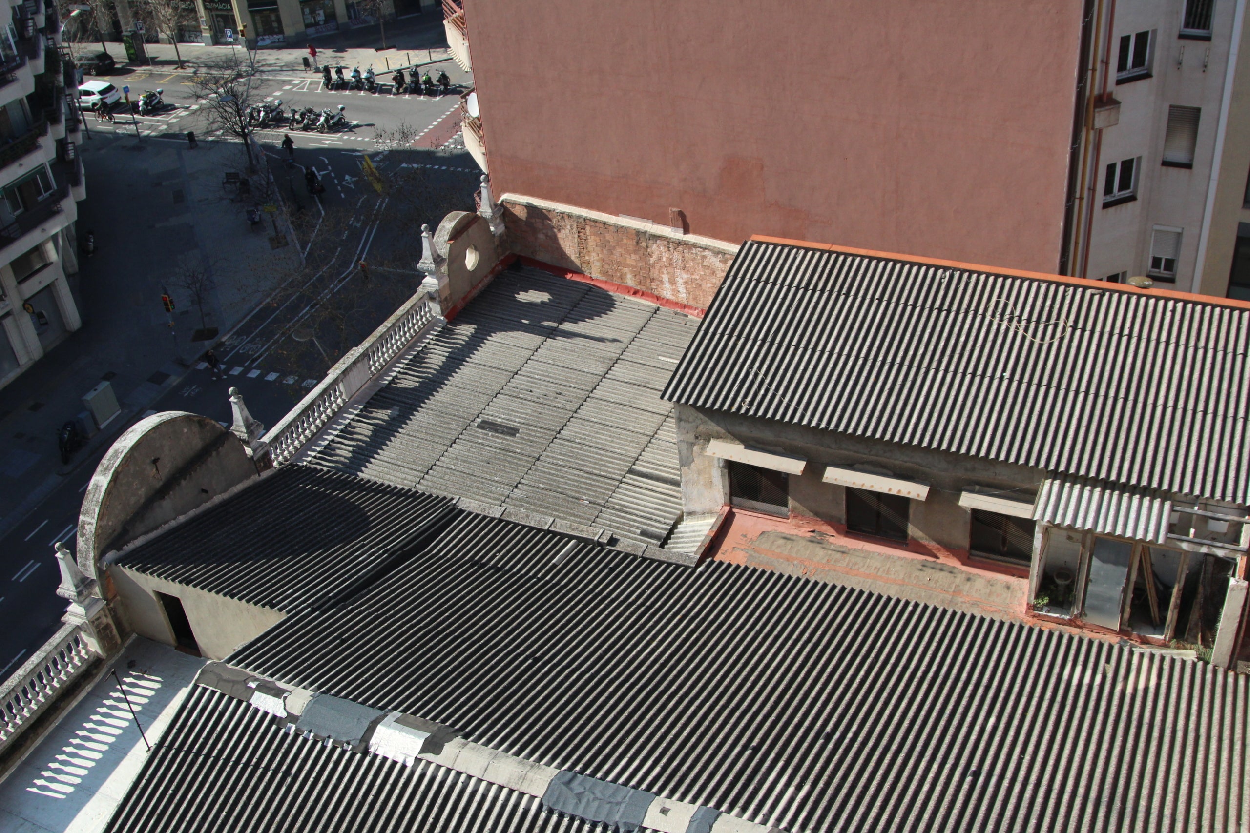 Alguns dels desperfectes que la ventada de la setmana passada va provocar a la teulada d’amiant de l’antiga parròquia de Sant Isidor / A.R.