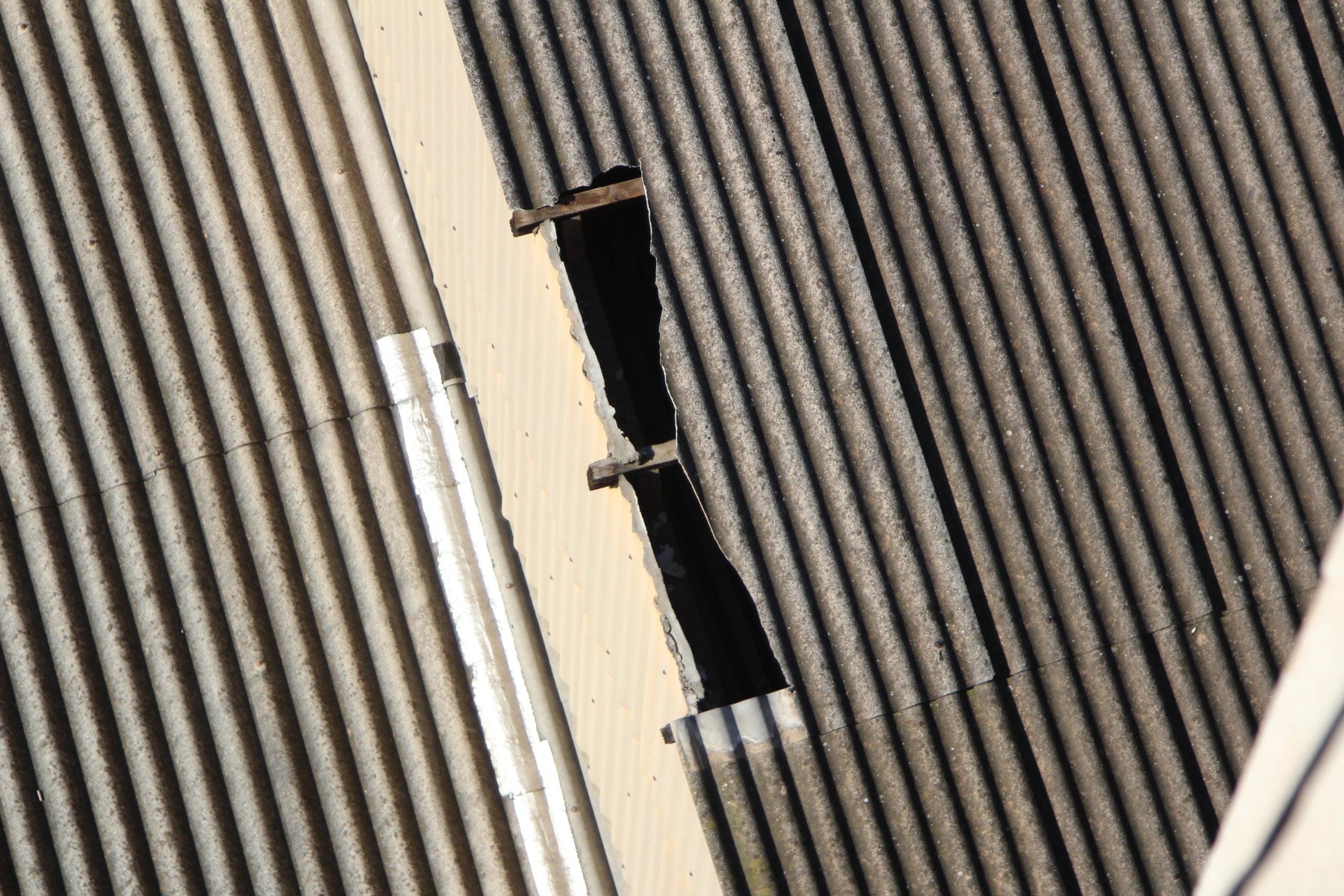 Alguns dels desperfectes que la ventada de la setmana passada va provocar a la teulada d’amiant de l’antiga parròquia de Sant Isidor / A.R.