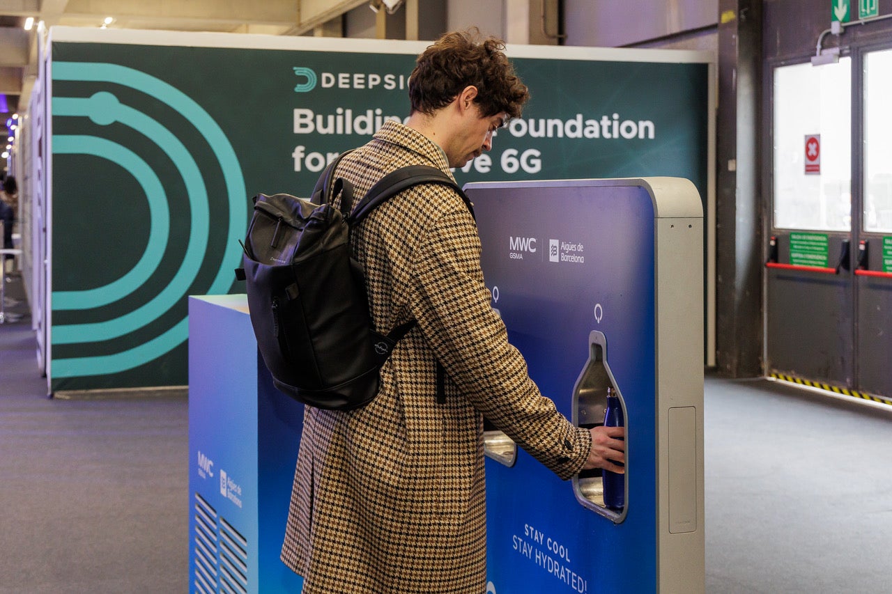 Aigües de Barcelona, del grup Veolia, fomenta la hidratació sostenible i el residu zero a l’MWC AIGÜES DE BARCELONA 