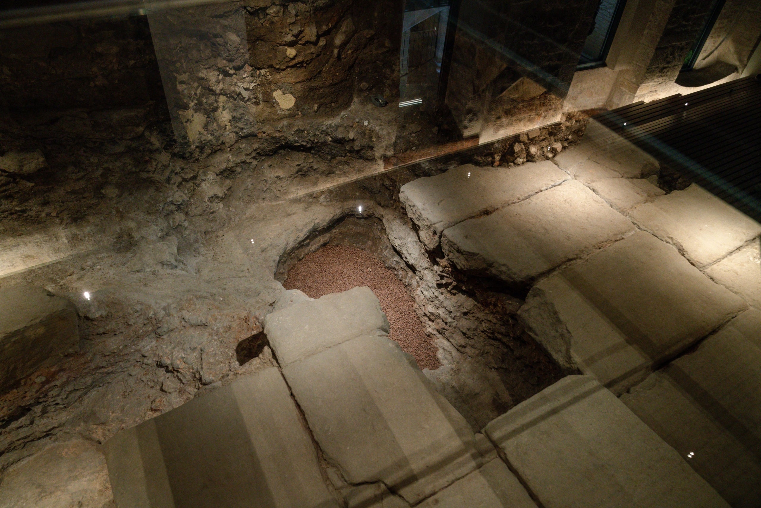 El paviment monumental de pedra de Montjuïc del fòrum romà / Ajuntament de Barcelona
