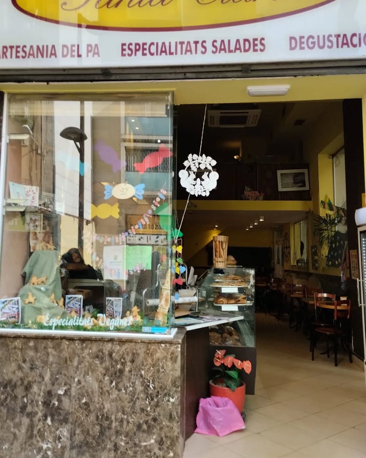 El forn Santa Clara de la Vila de Gràcia ha abaixat aquesta setmana la persiana després de 80 anys / Forn Santa Clara