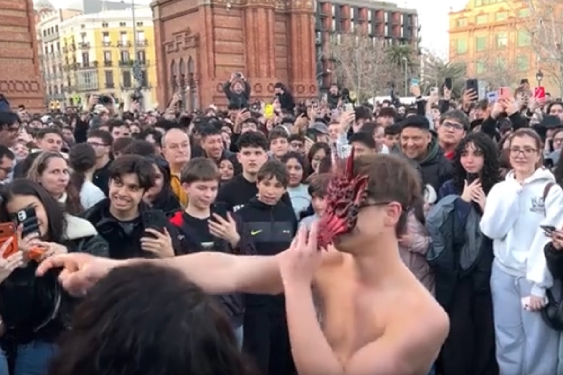 L'arc de Triomf de Barcelona s'omple de curiosos a la recerca de 'therians' / ACN