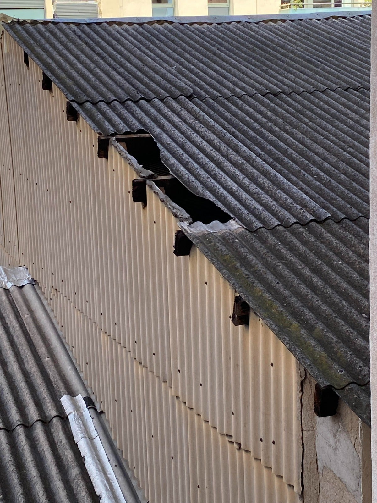 Alguns dels desperfectes que la ventada de la setmana passada va provocar a la teulada d'amiant de l'antiga parròquia de Sant Isidor / Cedides