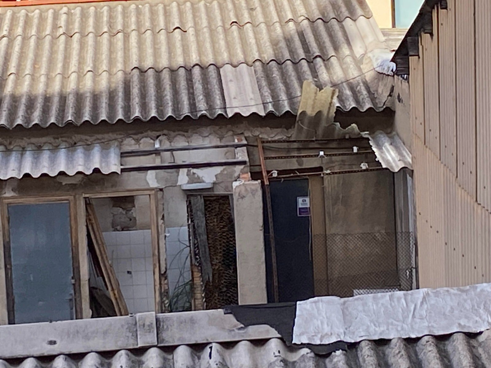 Alguns dels desperfectes que la ventada de la setmana passada va provocar a la teulada d'amiant de l'antiga parròquia de Sant Isidor / Cedides