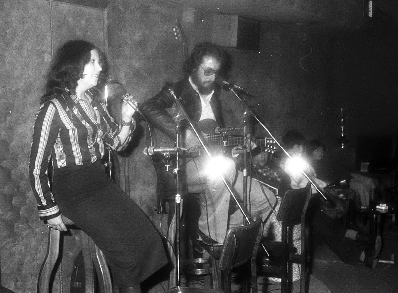 L'humorista Eugenio i la seva dona, Conchita, actuant l'any 1976 al Pub Km 0 / Jose Gonzalvo Vivas