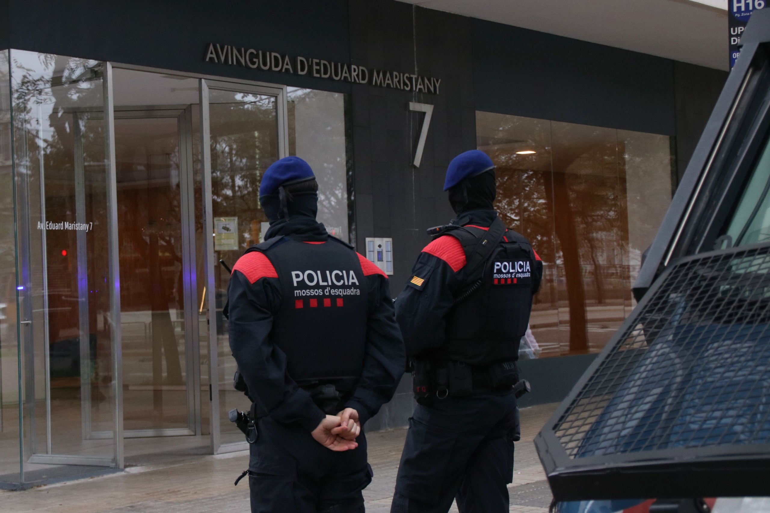Dos agents durant el dispositiu policial | Albert Hernàndez Ventós (ACN)