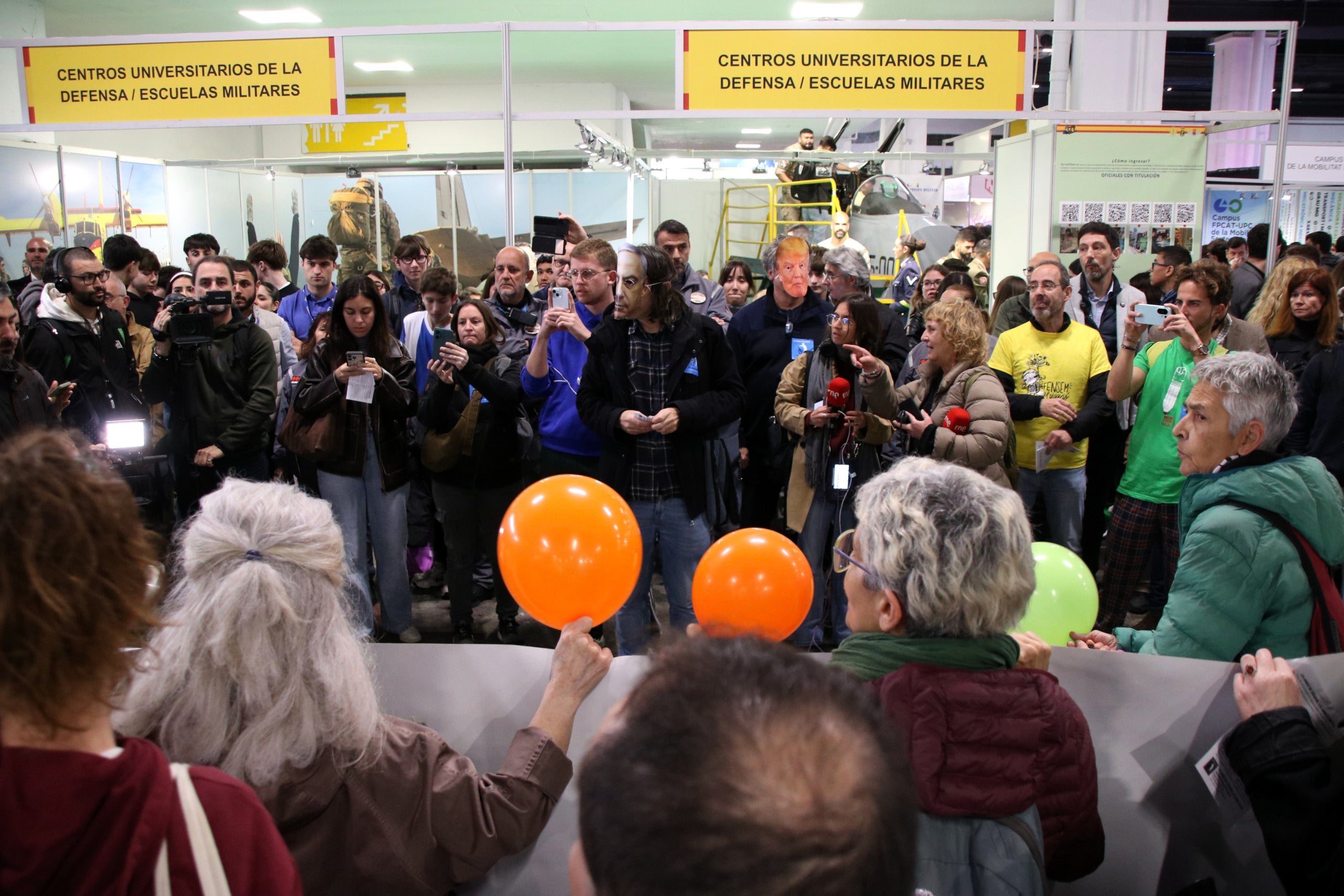 Acció de protesta davant l'estand de l’exèrcit espanyol al Saló de l’Ensenyament / Albert Hernàndez (ACN)