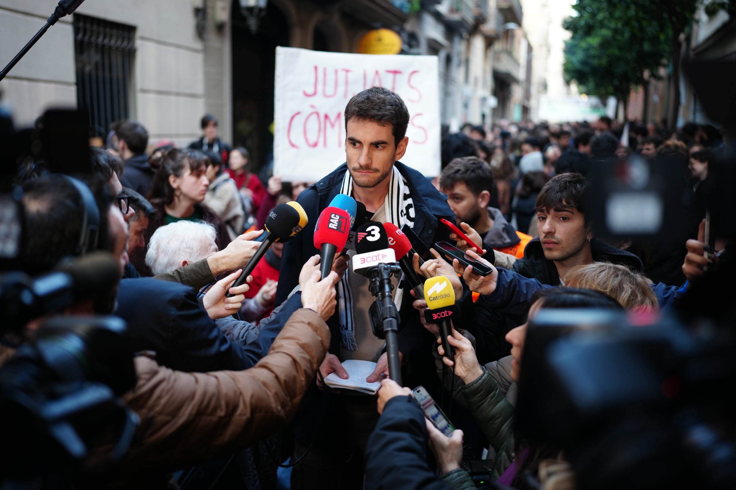 La mobilització a les portes del bloc Sant Agustí de Gràcia convertit en coliving ha estat constant des d'aquest dimarts al vespre / ACN