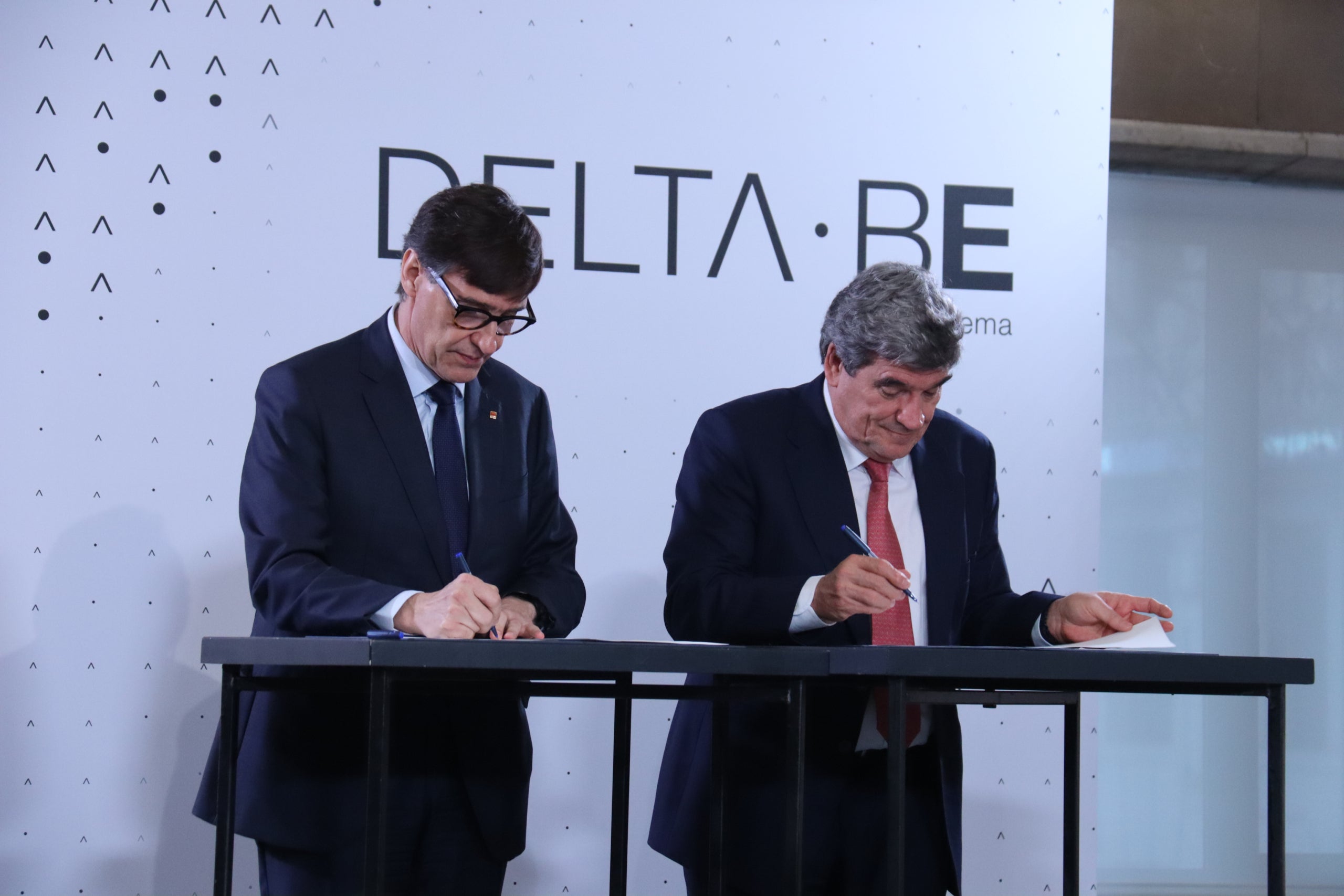 El governador del Banc d'Espanya, José Luis Escrivá, i el president del Govern, Salvador Illa, firmant l'acord de compravenda de l'edifici històric del Banc d'Espanya a Barcelona / Aina Martí (ACN)