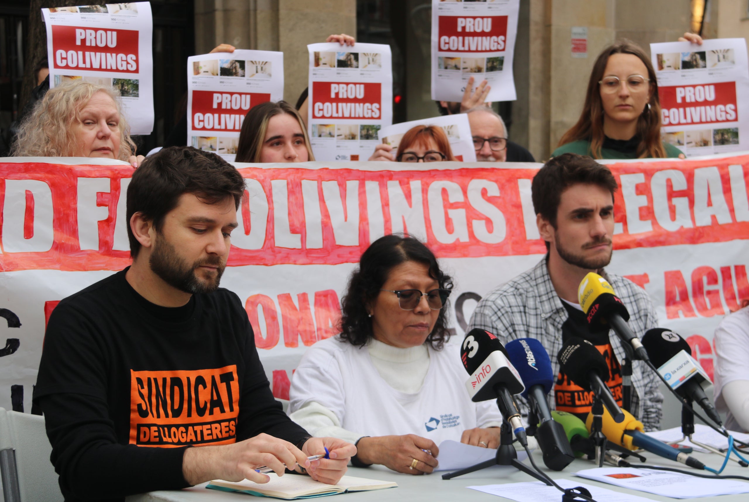 Enric Aragonès, portaveu del Sindicat de Llogateres, amb la Susi i el txema, dos dels afectats.  | Oriol Escudé (ACN)