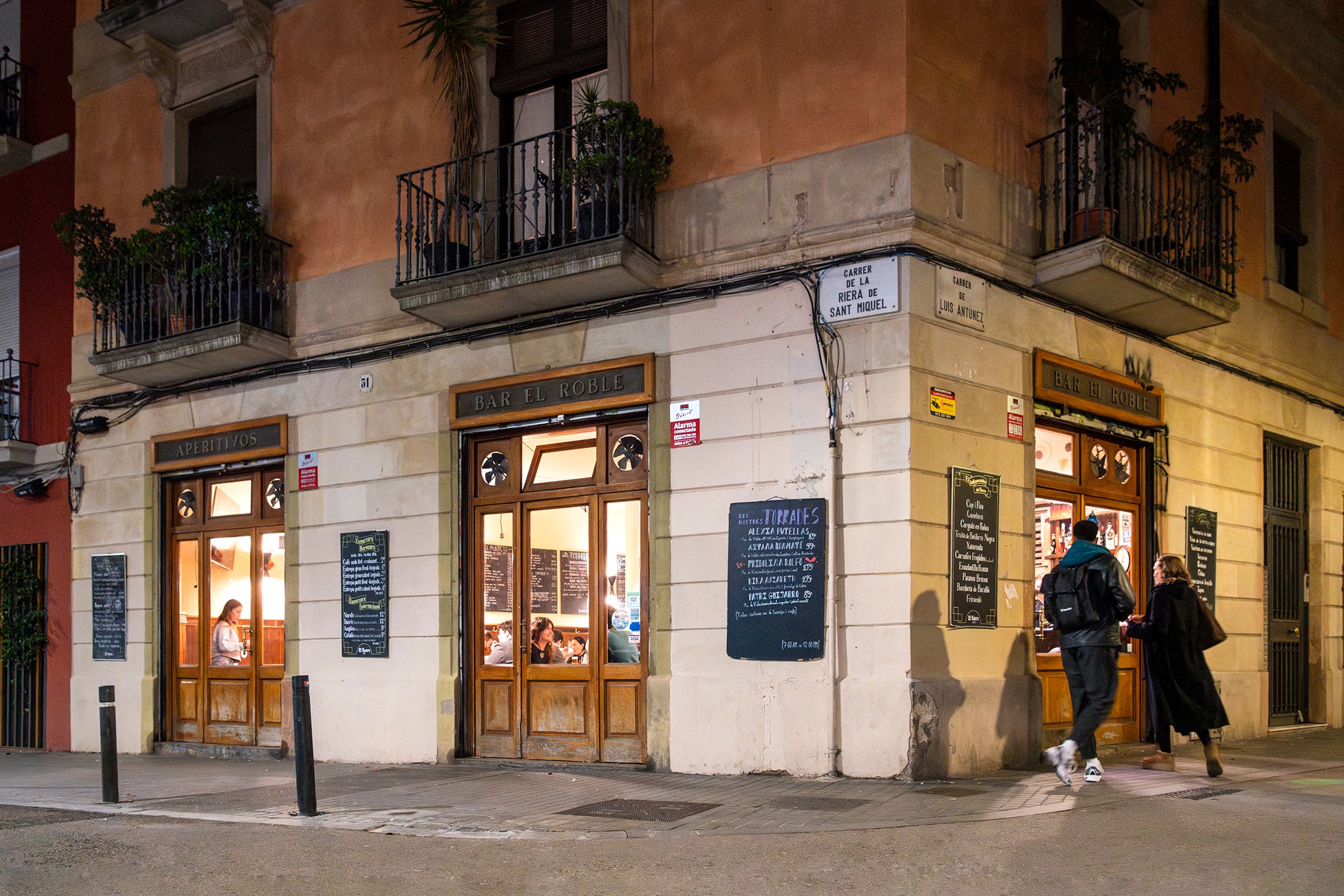 El bar El Roure, un establiment emblemàtic de la Vila de Gràcia / Bar El Roure