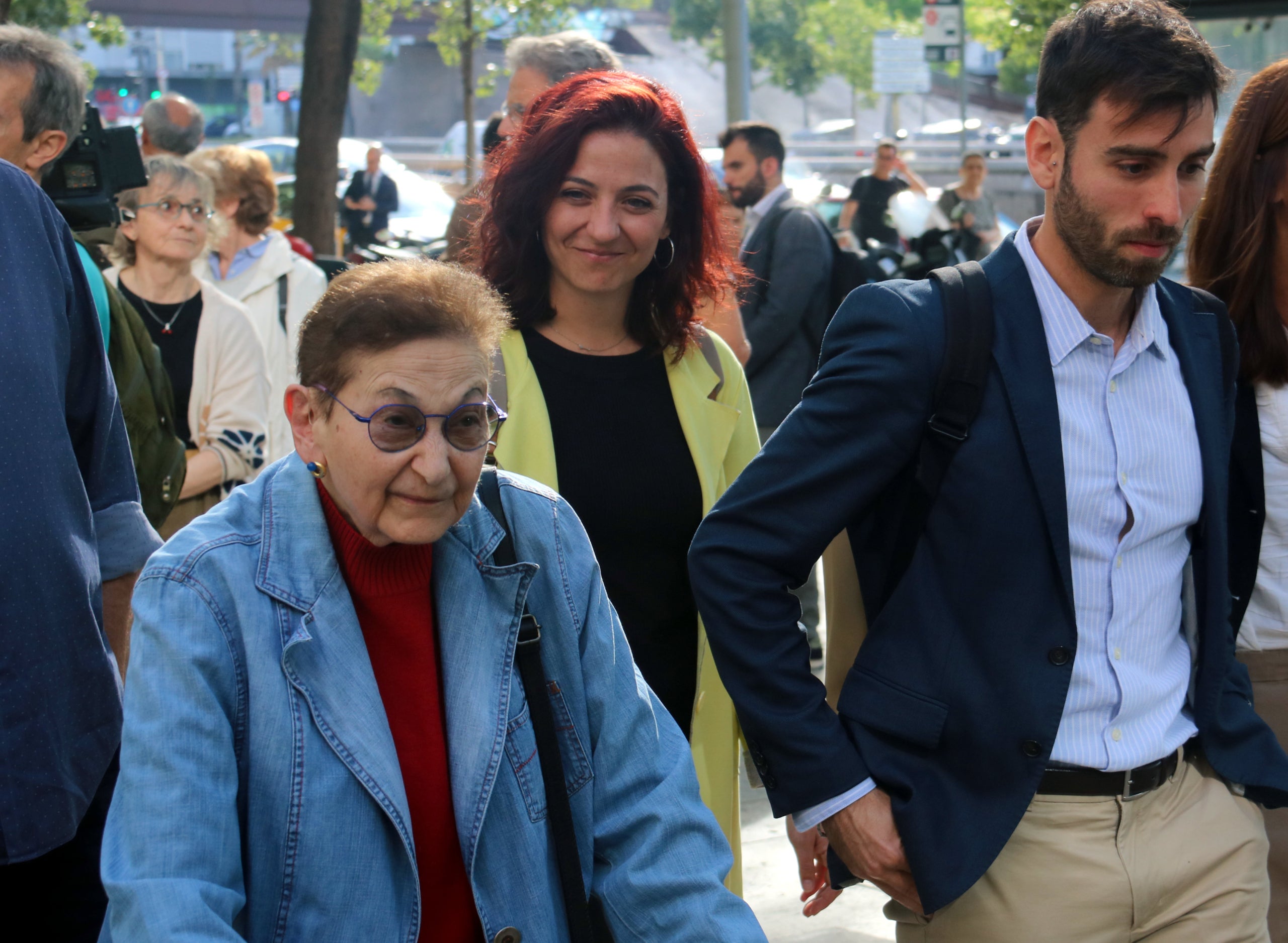 Blanca Serra es dirigeix a la Ciutat de la Justícia amb els seus advocats Sònia Olivella i Brian Raimundo. | Pol Solà (ACN)
