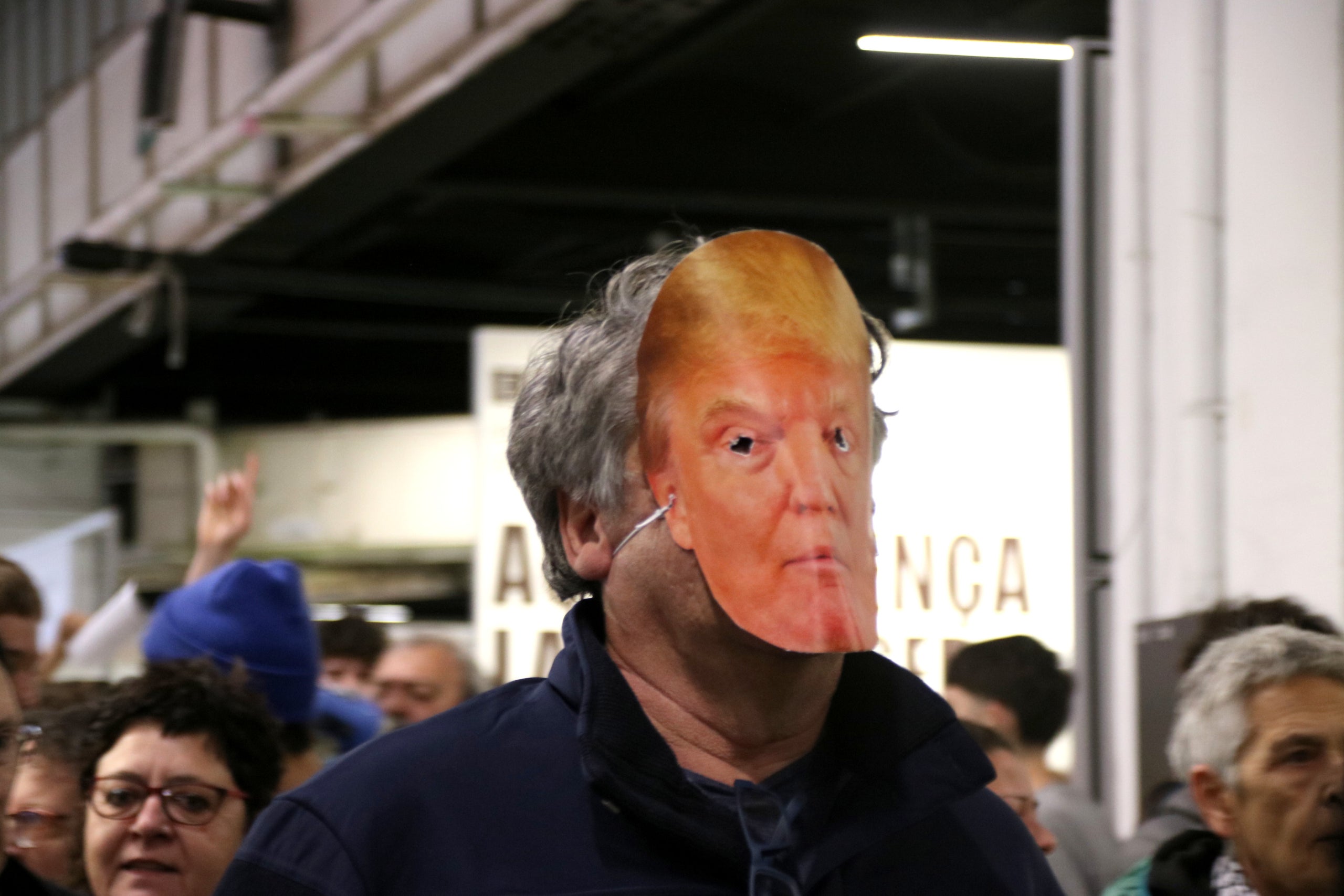 Acció de protesta davant l'estand de l’exèrcit espanyol al Saló de l’Ensenyament / Albert Hernàndez (ACN)