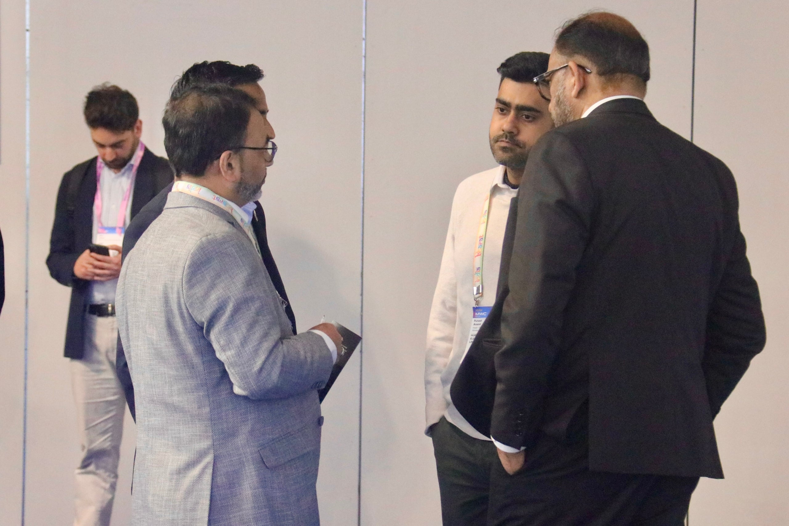 Congressistes al MWC procedents de l'Índia. | Albert Segura (ACN)