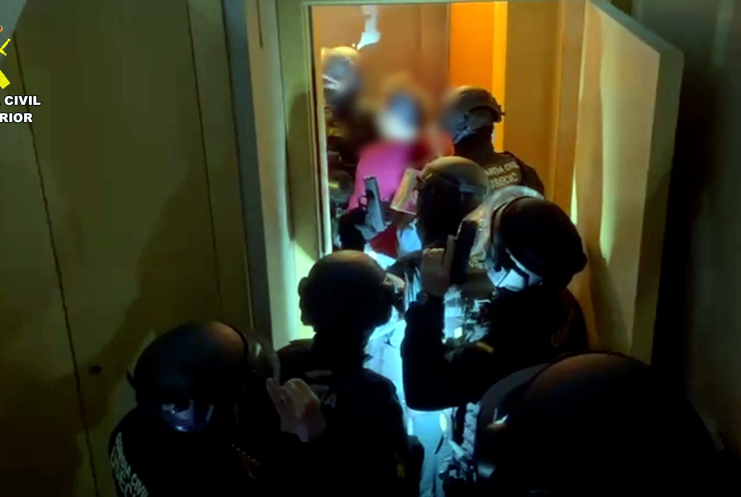 Agents de la Guàrdia Civil entrant en un immoble durant l'operació / ACN