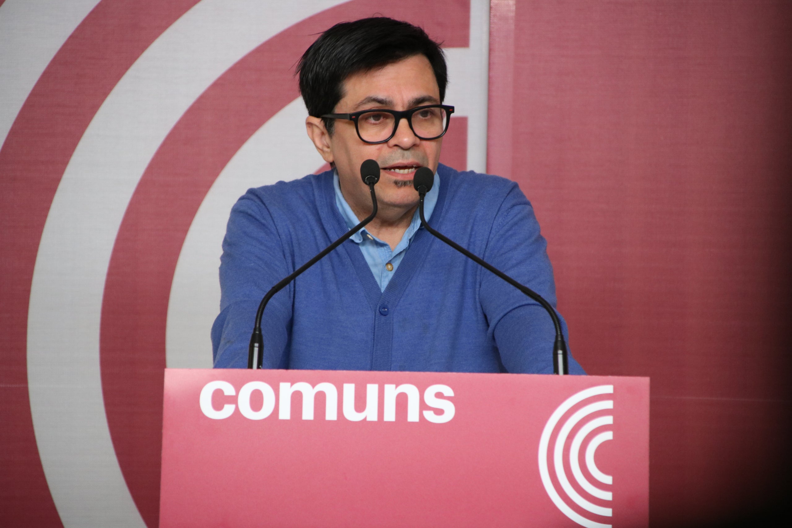El portaveu dels Comuns, Gerardo Pisarello, en roda de premsa a la seu del partit | Sara Soteras (ACN)