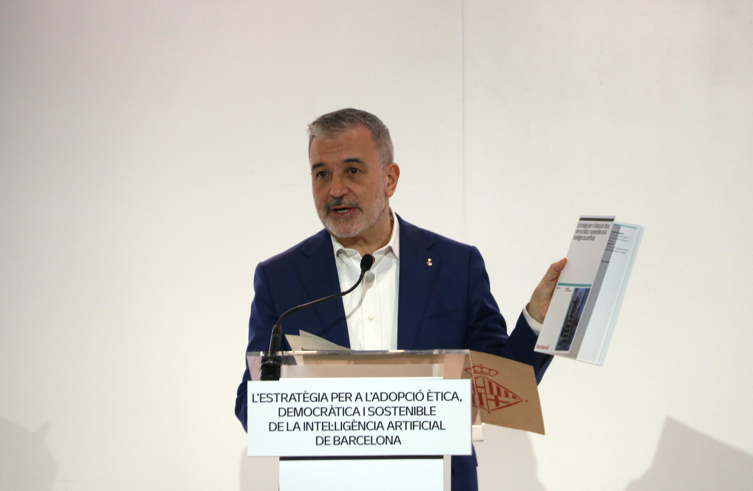 L'alcalde de Barcelona, Jaume Collboni, mostrant el document amb l'estratègia en IA. | María Belmez (ACN)