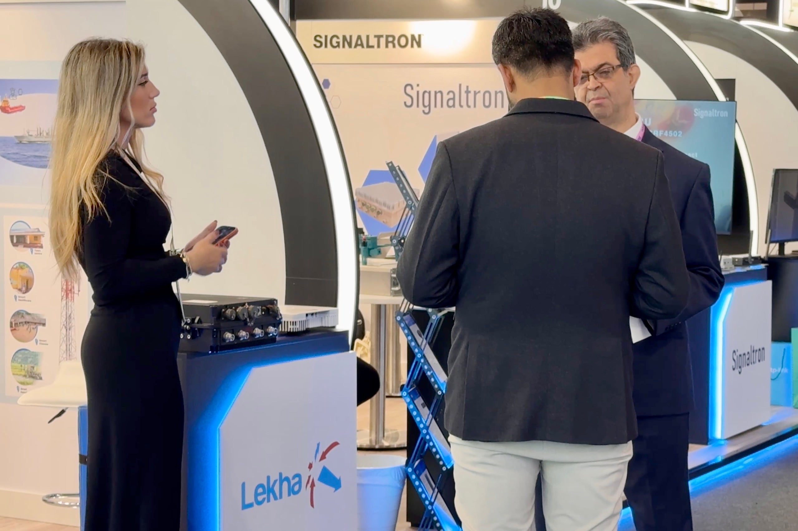 Una noia atén clients potencials d'una empresa índia, de la qual els seus representants no han pogut arribar al MWC pel conflicte a l'Orient Mitjà. | Albert Segura (ACN)