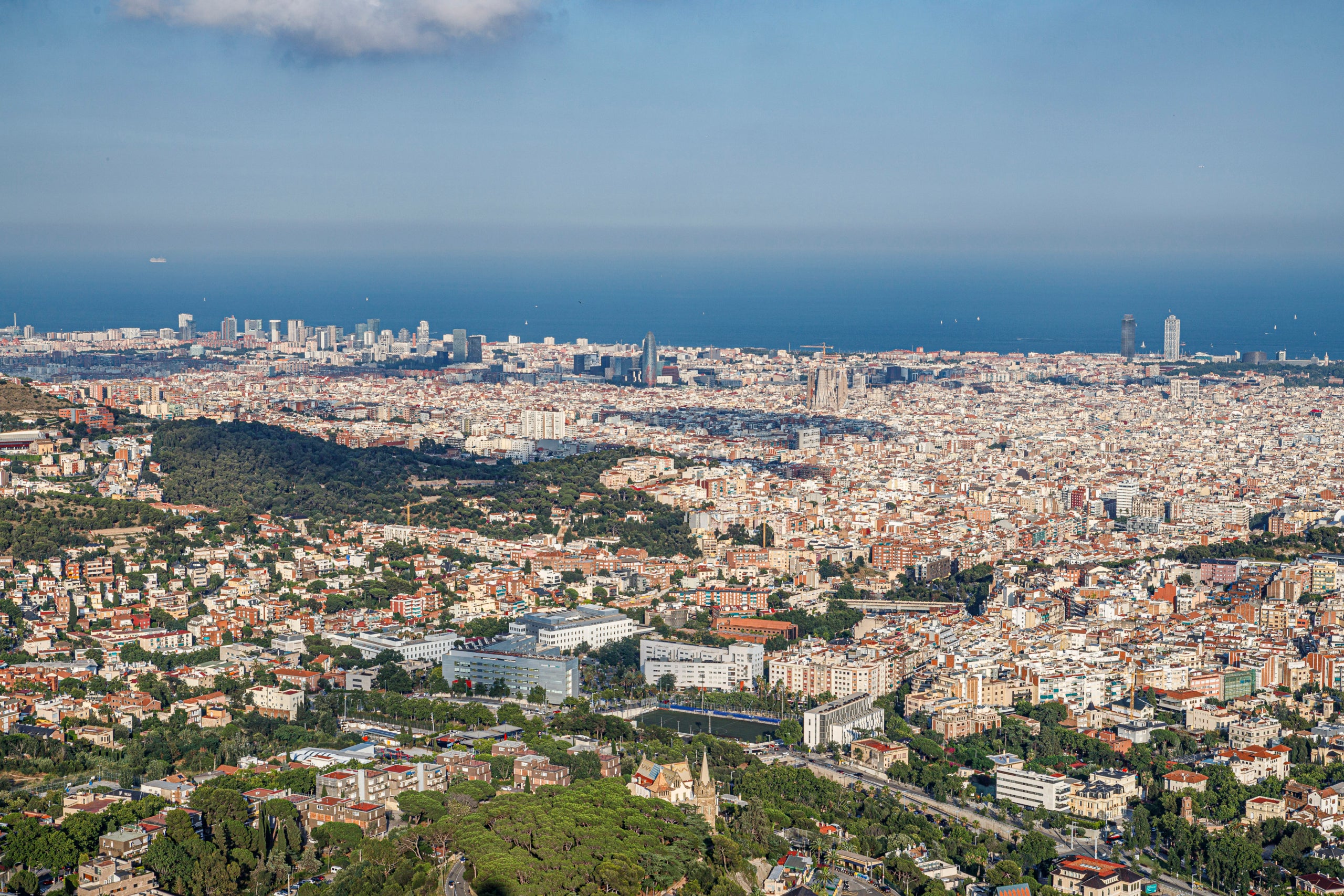 Panoràmica de Barcelona fins el Fòrum i més enllà, fotografiada des de Collserola | Jordi Borràs / ACN