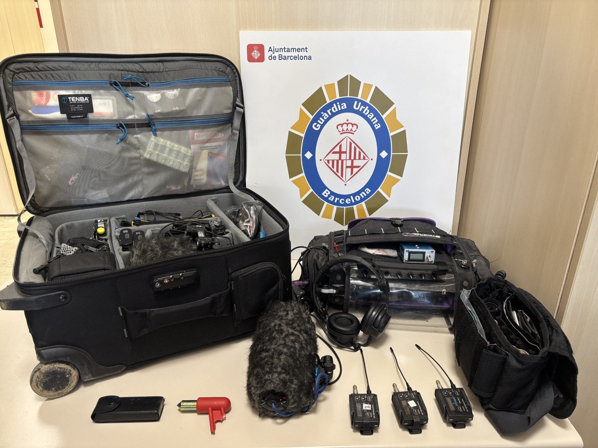 El lladre implicat en aquest robatori a l'Eixample havia aconseguit apropiar-se de diversos aparells que en total estaven valorats en prop de 37.000 euros / Guàrdia Urbana