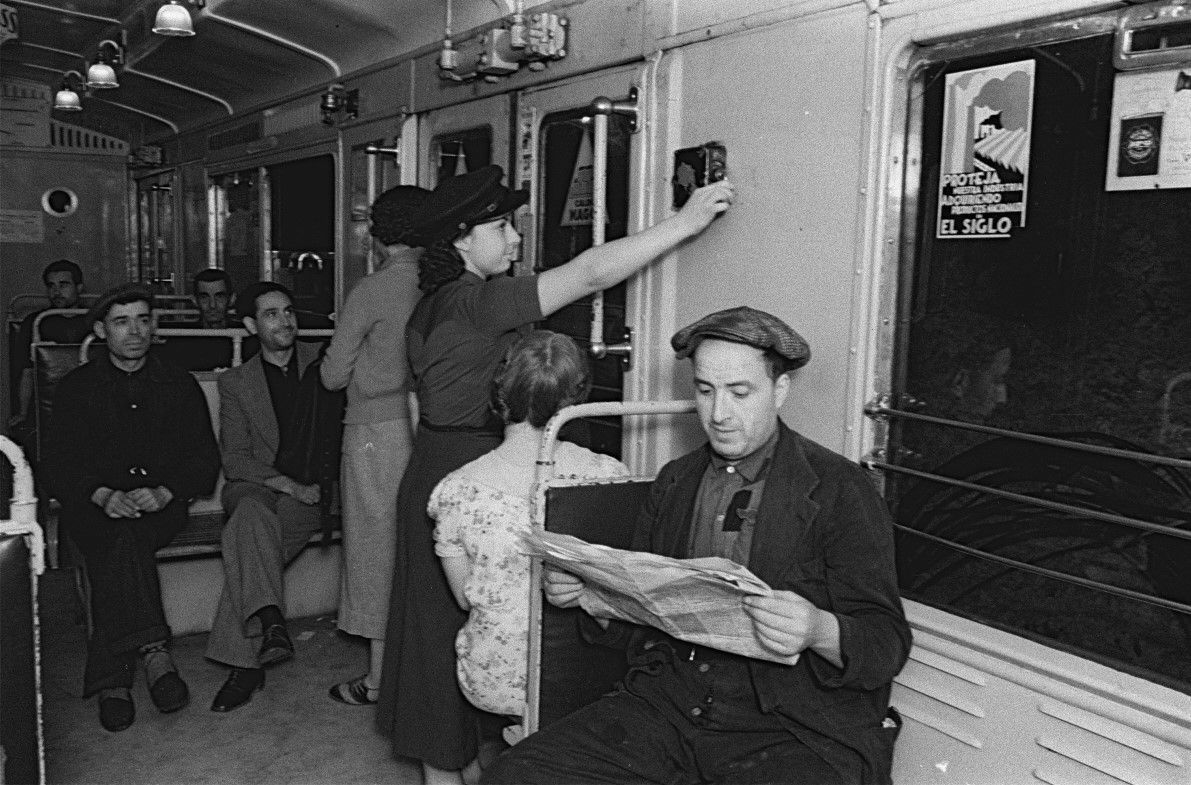Dona fent de cap de tren al metro durant la Guerra Civil, 1937 / Pérez de Rozas. AFB (Arxiu Fundació TMB)