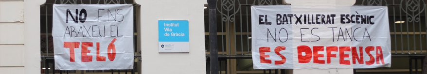 Pancartes reivindicatives penjades a la façana de l'Institut Vila de Gràcia | Estudiants i familiars del batxillerat artístic escènic
