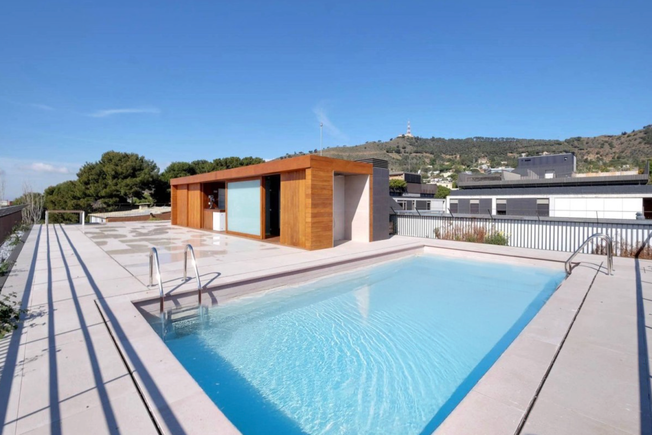 Imatge de la terrassa amb piscina de l'àtic més car a la venda de Barcelona IDEALISTA